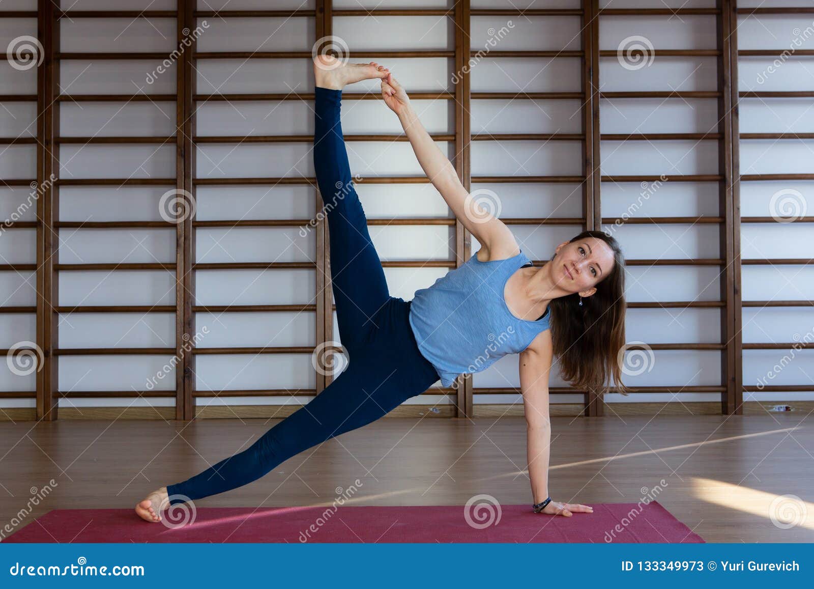 Ropa De Deportes Blanca Que Lleva De La Mujer Bonita Tranquila Joven Que Se  Resuelve, Haciendo Ejercicio De La Yoga O De Los Pila Imagen de archivo -  Imagen de clase, entrenamiento