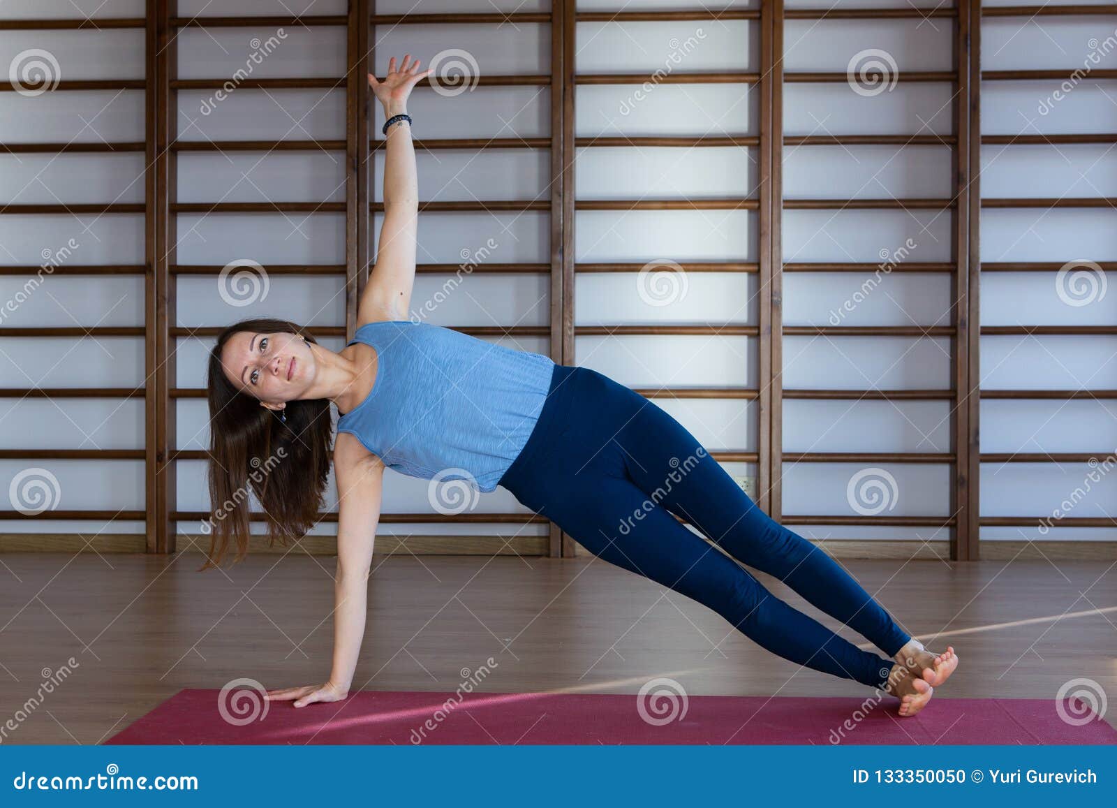 https://thumbs.dreamstime.com/z/ropa-de-deportes-blanca-que-lleva-la-mujer-bonita-tranquila-joven-se-resuelve-haciendo-ejercicio-yoga-o-los-pilates-aislado-en-el-133350050.jpg