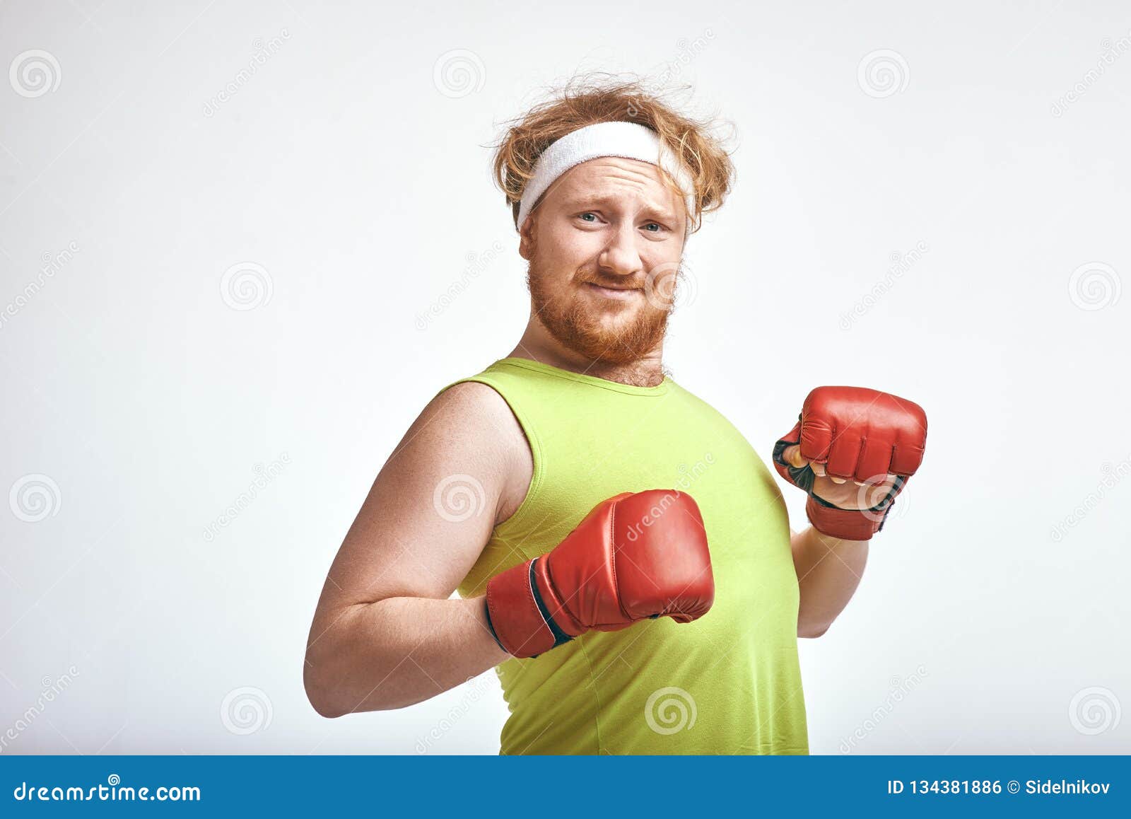 Ropa De Deportes Que Lleva Del Hombre Pelirrojo, Barbudo, Regordete Y  Guantes De Boxeo Rojos Foto de archivo - Imagen de grande, humano: 134381886