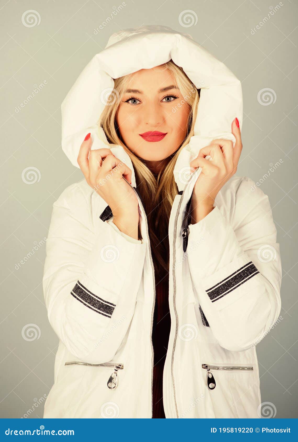 Ropa De Invierno De Lujo. No Todas Las Son Ideales Para Cada Clima. Chica Lleva Una Camisa Blanca. La Chaqueta Tiene Un Foto de archivo - Imagen fashionable, equipo: 195819220