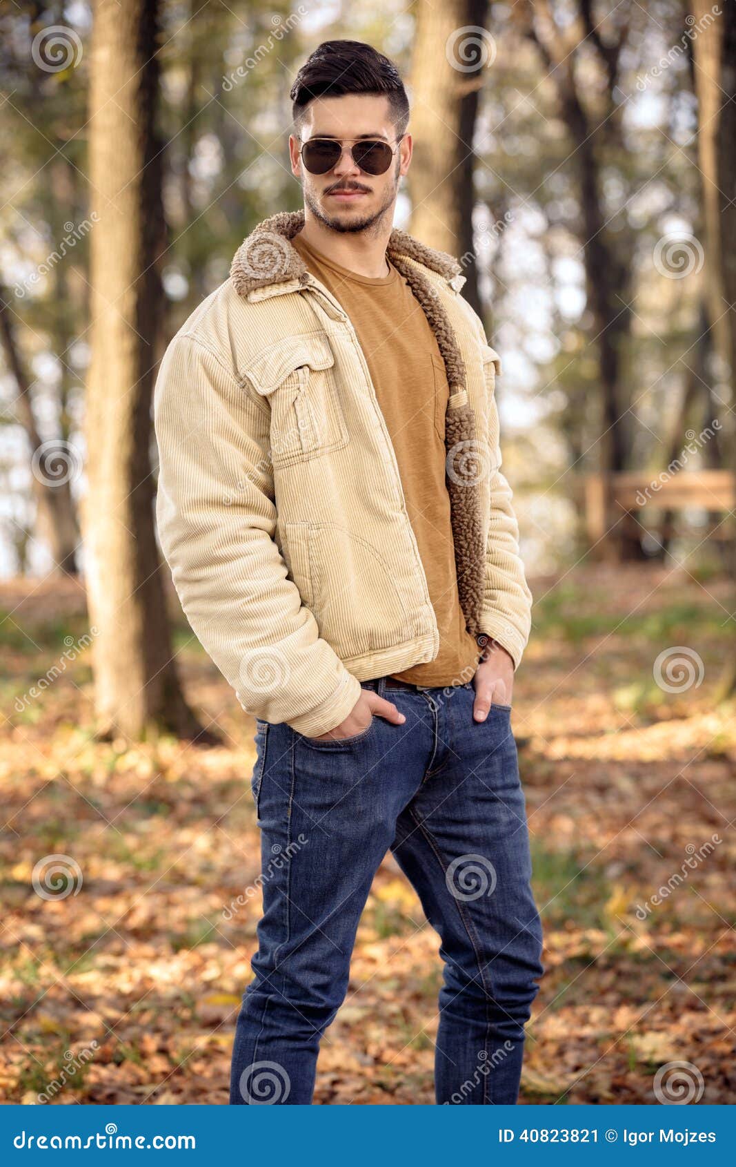 Ropa De Moda Del Otoño Del Hombre Que Lleva Joven Imagen de archivo -  Imagen de mirada, parque: 40823821