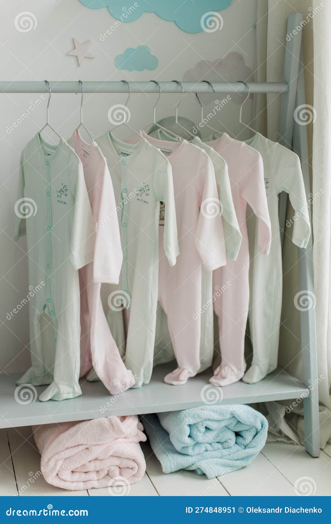 Ropa De Niños En Perchas En El Armario Para Niños Imagen de archivo -  Imagen de departamento, colgante: 274848951