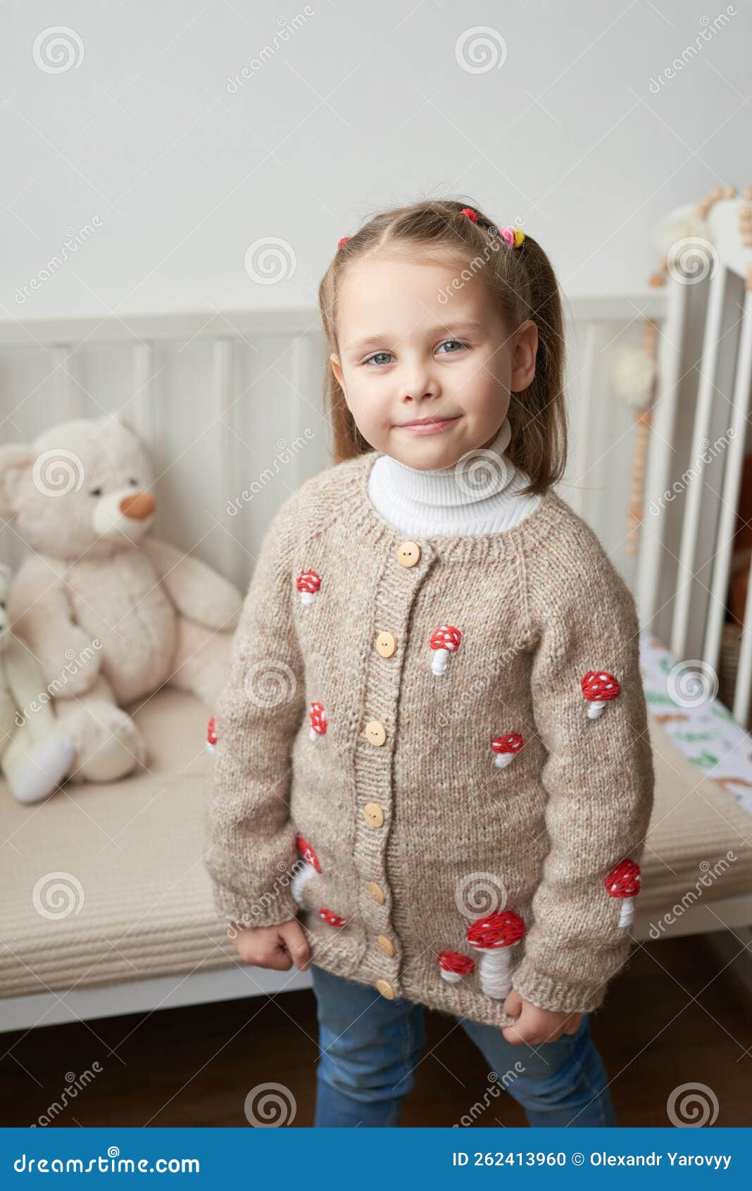 Ropa De Punto Para Bebés. Suéter De Punto Hecho a Mano Con Hongos De Mosca. Chaqueta Con Bordado. Niña En Casa Foto de - Imagen de concepto, 262413960