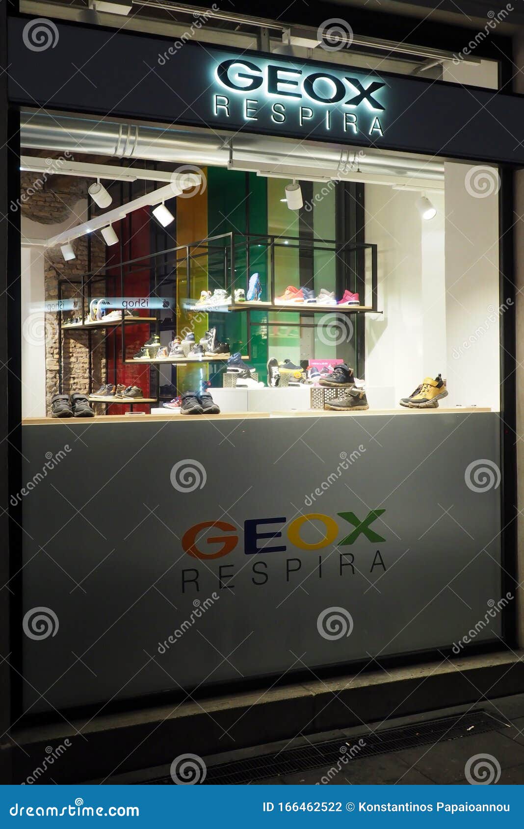 harto Analítico léxico Ropa De Zapatos Geox En Roma, Italia Fotografía editorial - Imagen de  compras, interior: 166462522