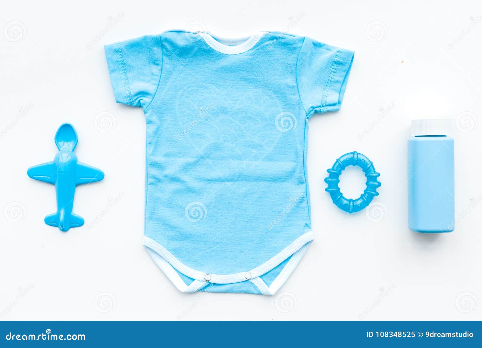 Ropa Del Bebé Azul Para El Niño Pequeño Mono, Juguetes, Cosméticos En La  Opinión Superior Del Fondo Blanco Imagen de archivo - Imagen de manera,  cabrito: 108348525