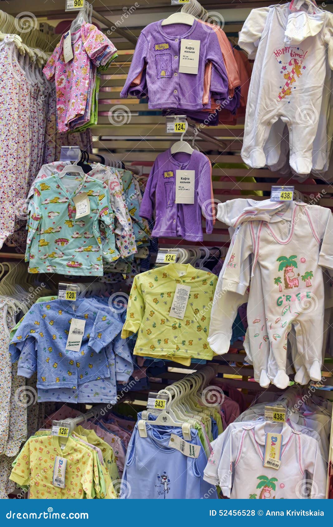 Ropa Del Para Los Recién Nacidos En La Tienda Foto de - Imagen de petersburgo, alameda: 52456528