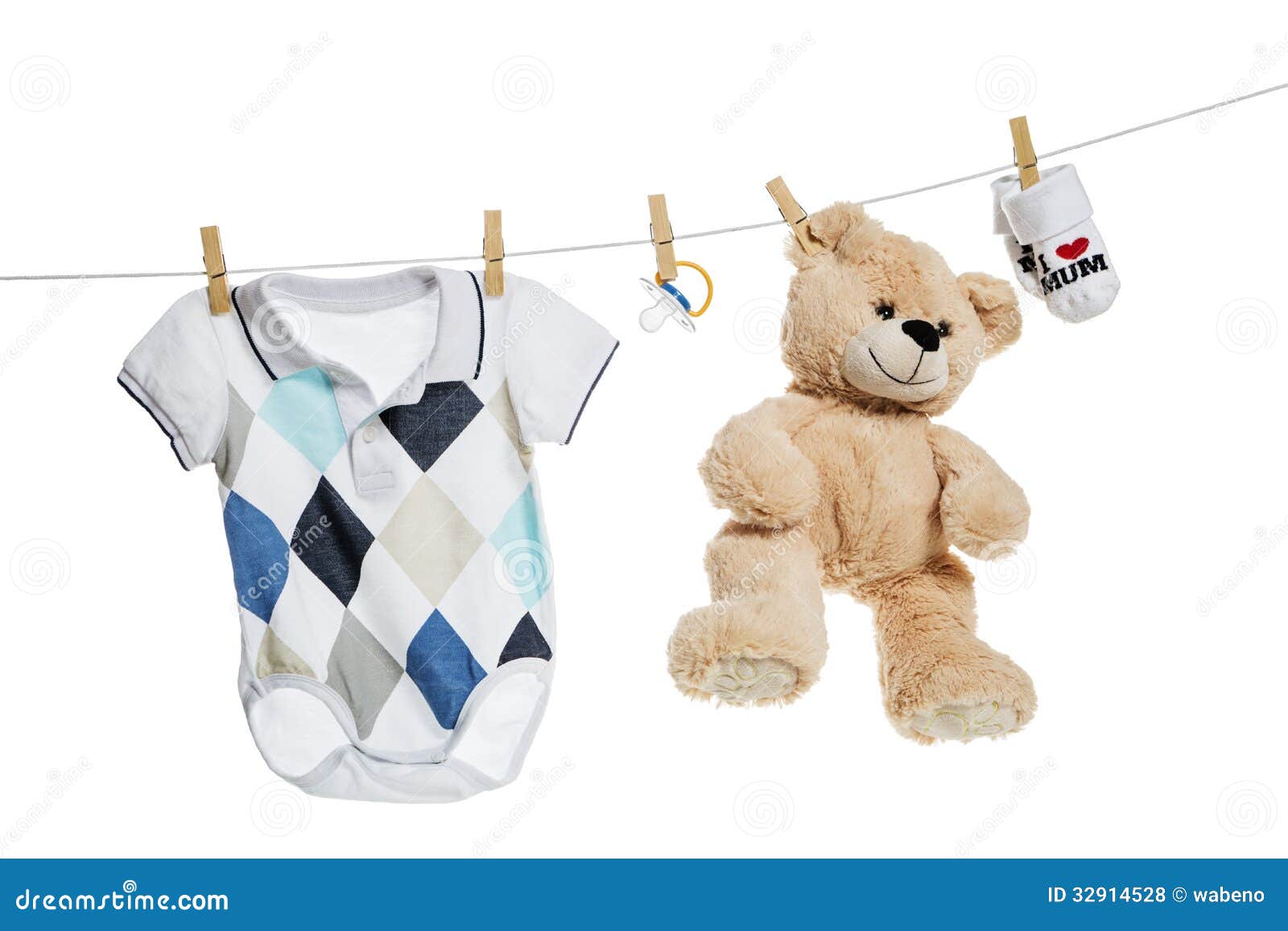 Ropa Del Bebé Y Ejecución Del Oso De Peluche En La Cuerda Para Tender La  Ropa Foto de archivo - Imagen de lavadero, doméstico: 32914528