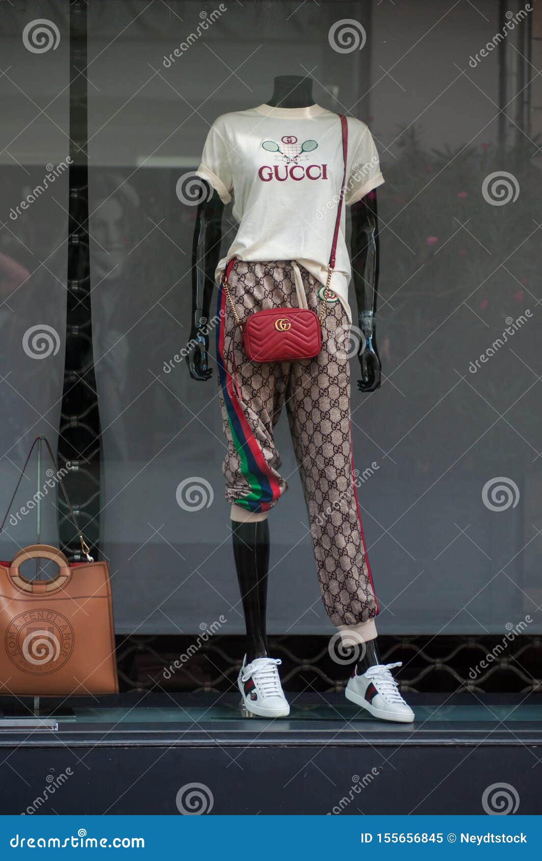 Ropa Del Verano En Maniquí En La Tienda De Gucci Imagen editorial - Imagen de internacional, 155656845