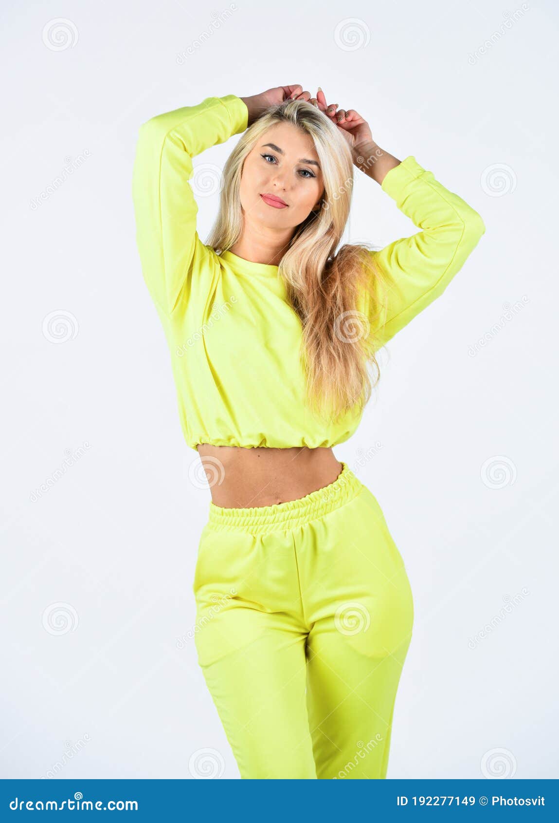 Ropa Deportiva De Moda. Estilo Deportivo. Mujer De Fitness Usa Ropa  Deportiva. Estilo Cómodo Para La Vida Diaria. Moda En Gimnasia Imagen de  archivo - Imagen de muchacha, creatividad: 192277149