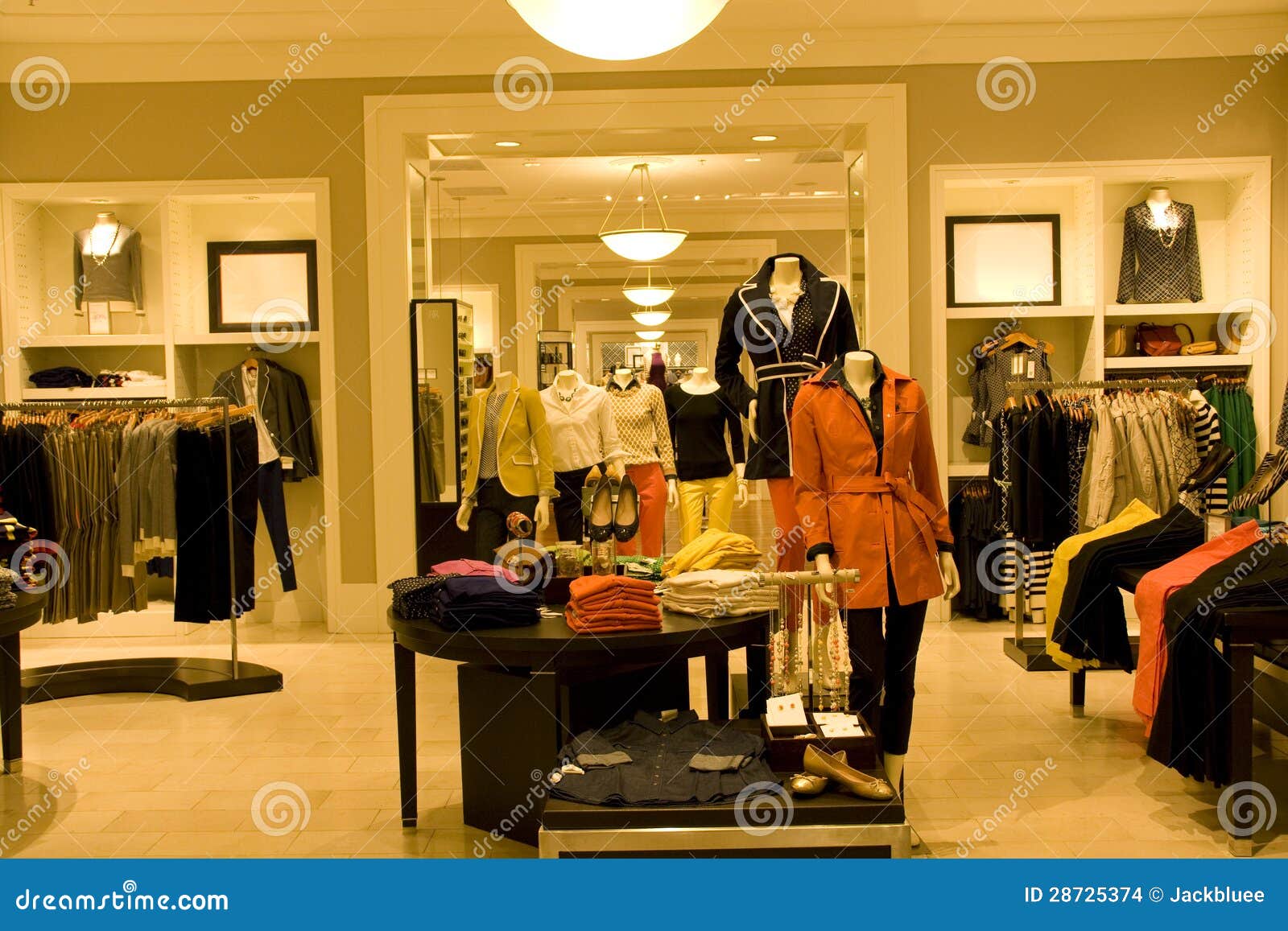 destilación humor Explosivos Ropa Elegante De La Mujer En Tienda Foto de archivo - Imagen de verde,  colorido: 28725374