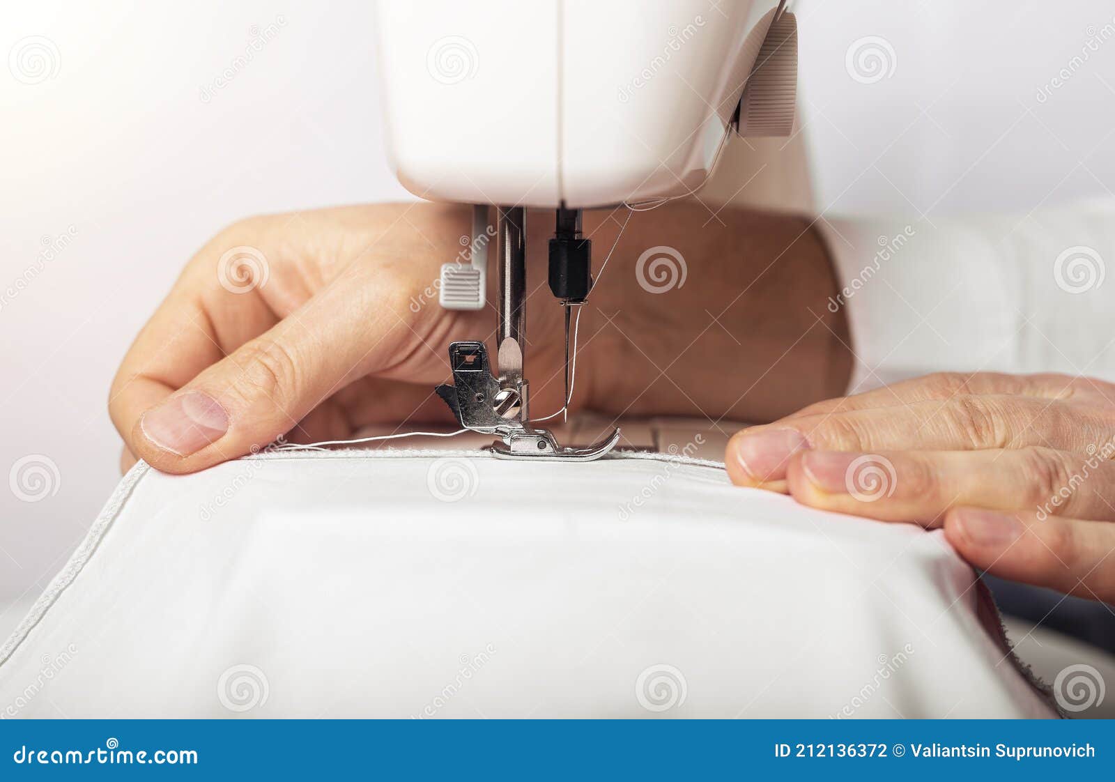 Ropa En La Clausura De La Máquina De Coser En La Cima De Las Manos  Masculinas Foto de archivo - Imagen de lento, manos: 212136372