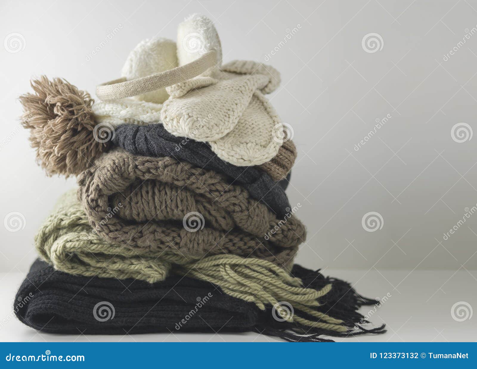 Doblar la ropa. imagen recortada de mujer doblando ropa sobre la mesa