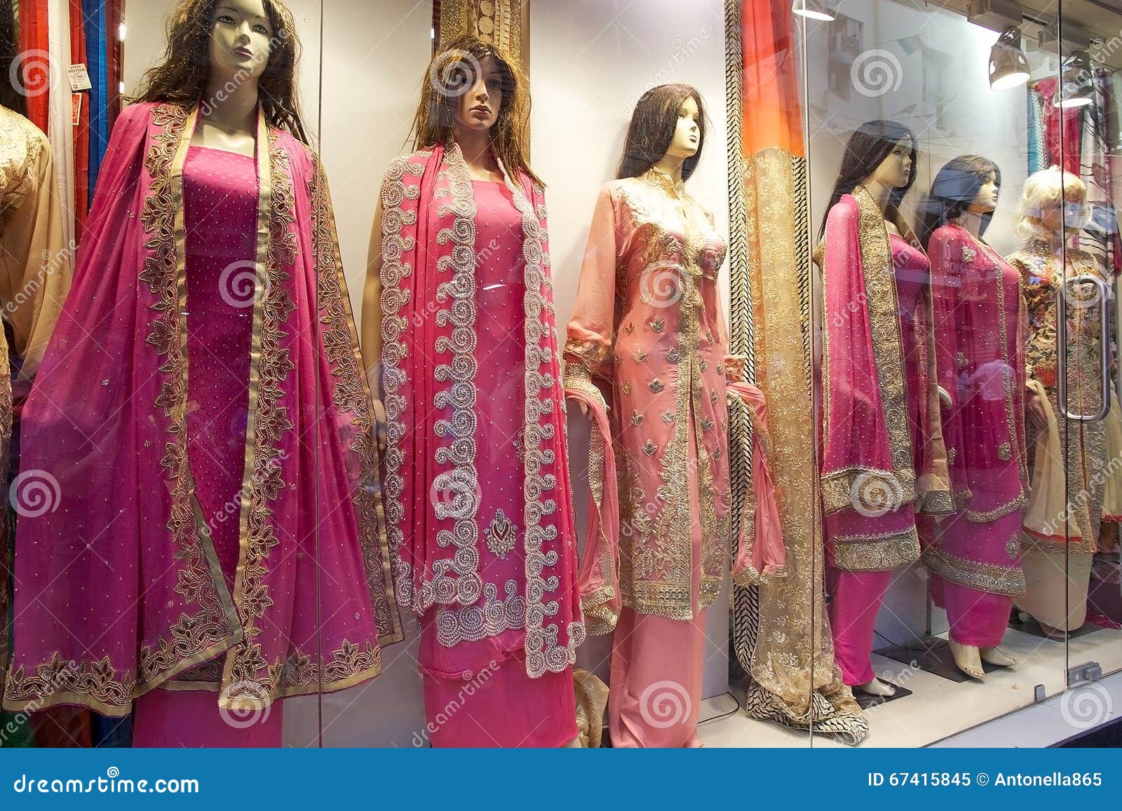 Ropa India Para La Venta Cerca Del Nuevo Mercado, Kolkata, La India Imagen  de archivo - Imagen de tradicional, compras: 67415845