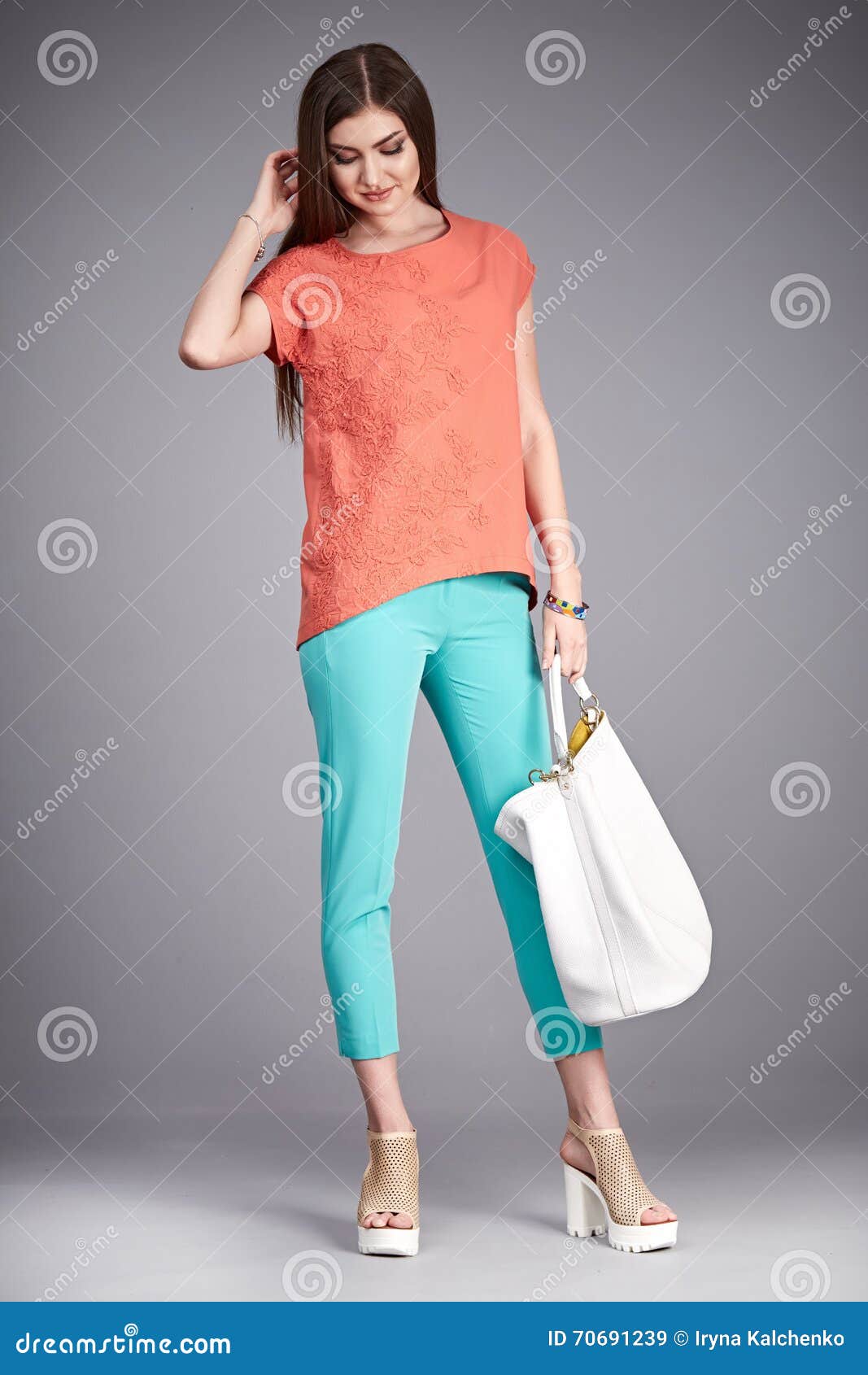 de múltiples fines De todos modos Combatiente Ropa Informal Elegante Atractiva Del Desgaste De Mujer De La Belleza Imagen  de archivo - Imagen de cuidado, encanto: 70691239