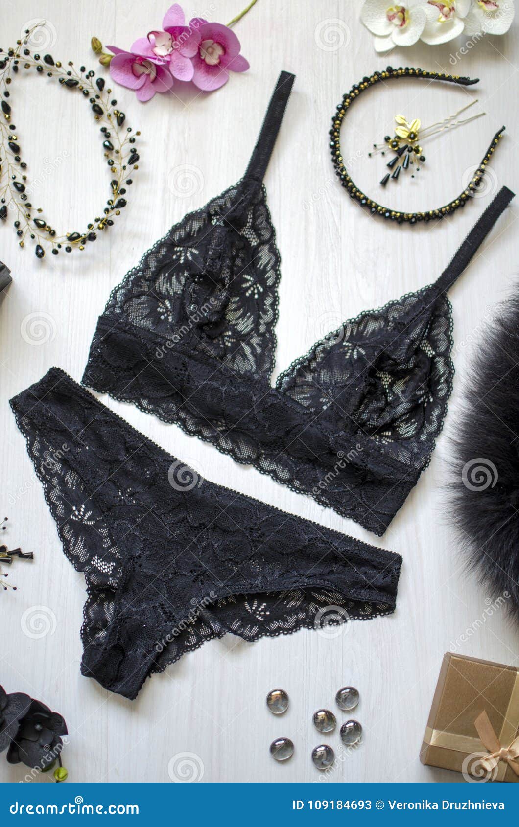 Género Prohibir veneno Ropa Interior Del Encaje Sexy Fijada En El Fondo Blanco Tho Del Negro De  Fasion Imagen de archivo - Imagen de blanco, correas: 109184693