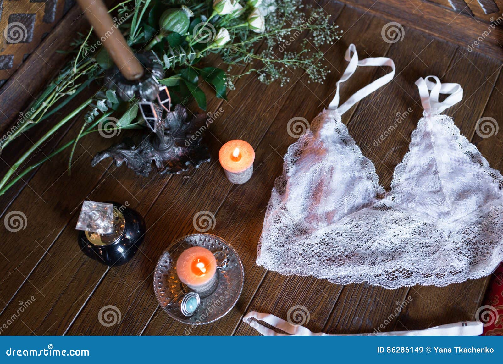 Ropa Interior Del ` S De Las Mujeres En La Tabla De Madera Con Las Velas  Imagen de archivo - Imagen de seductor, atractivo: 86286149