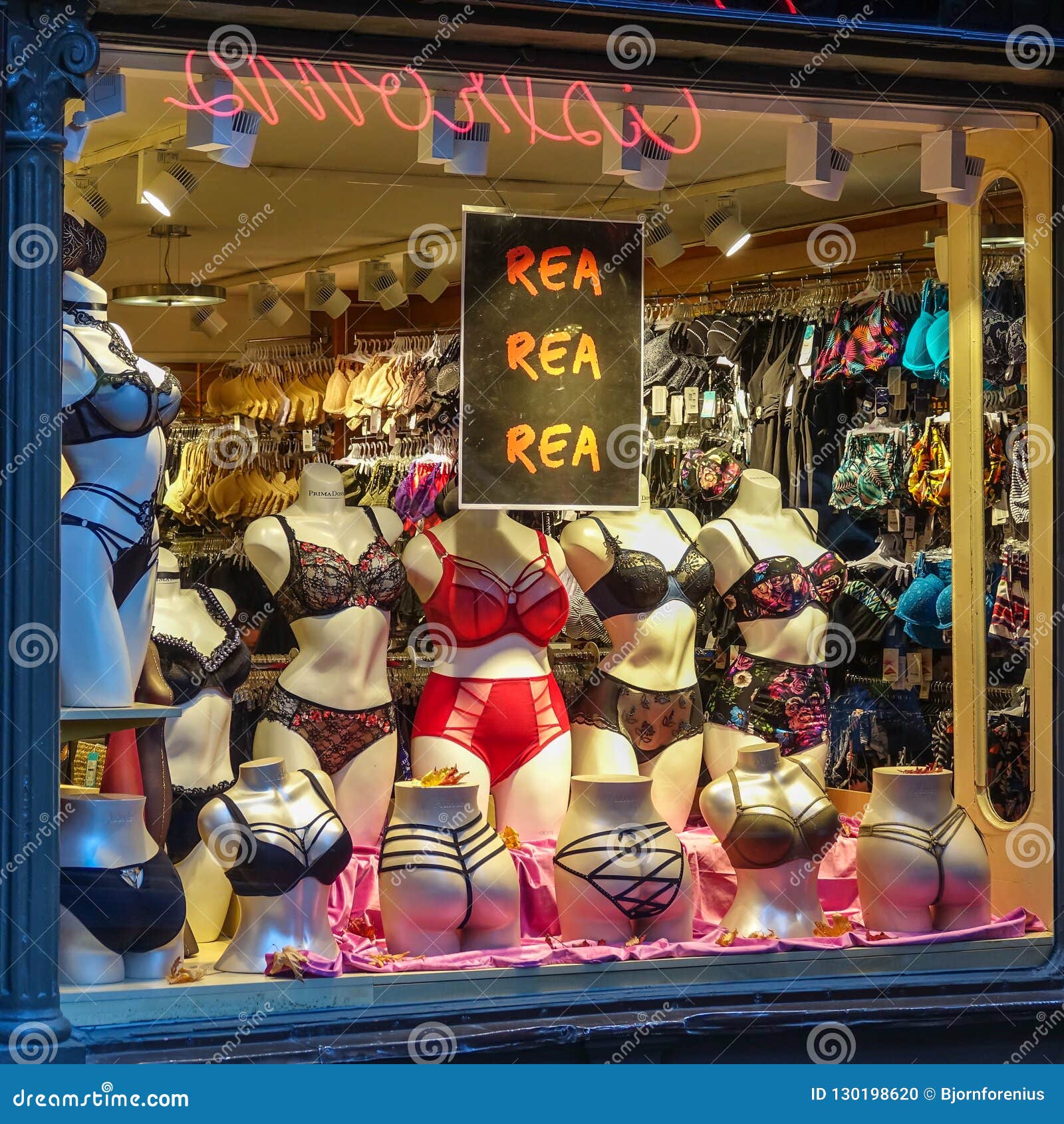 Ropa Interior Femenina Atractiva En Ventana De La Tienda/frente De Ciudad Vieja De Estocolmo, Suecia Imagen editorial - Imagen de minorista, europa: 130198620