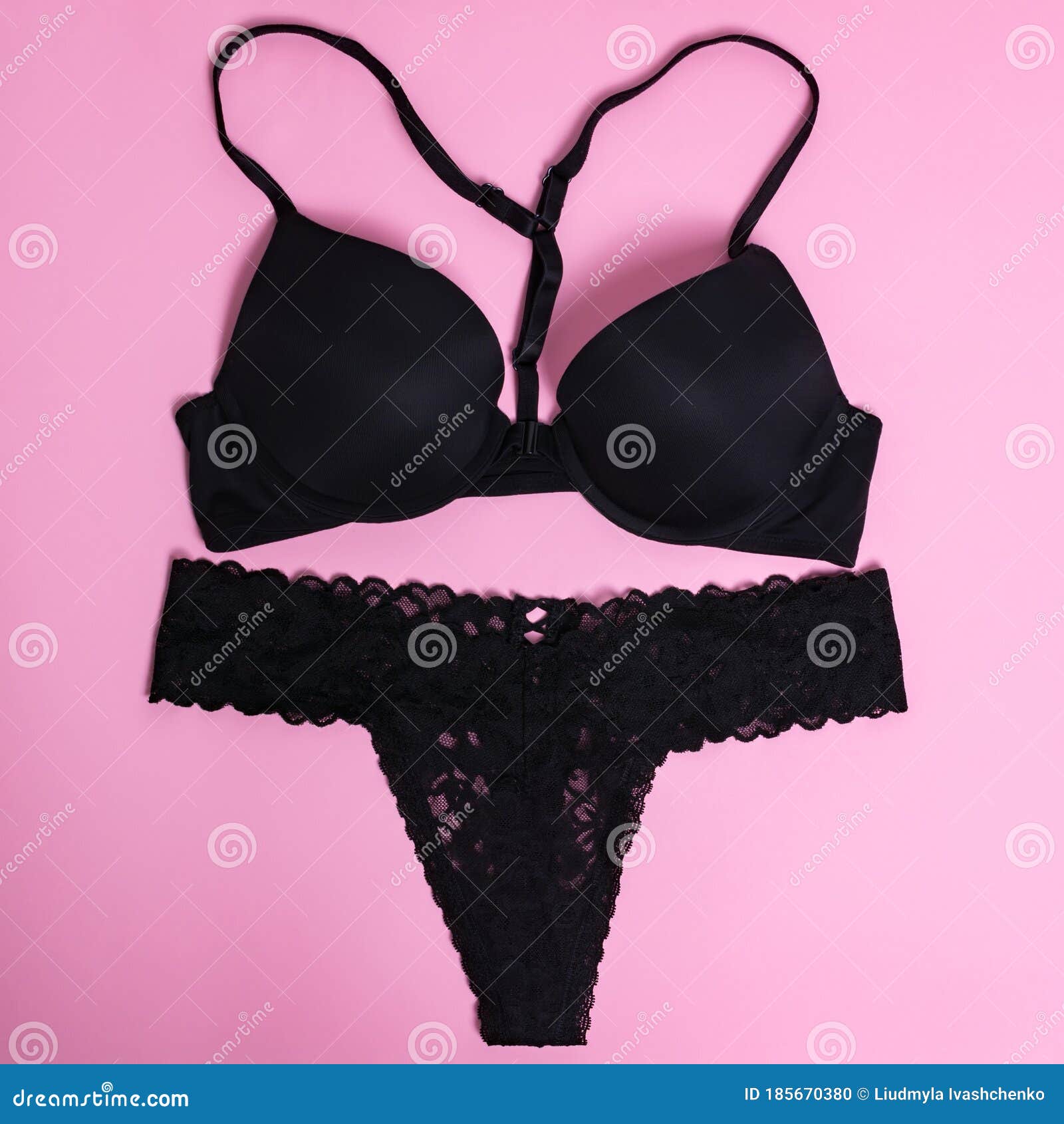 Ropa Interior Femenina En Un Fondo Rosa. Encaje Negro. Fija Plana Desde Arriba archivo - de sensual, manera: 185670380