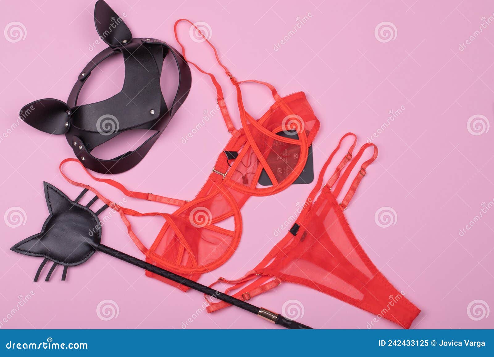 Fotos de Set de juguetes sexuales y objeto BDSM sobre fondo de