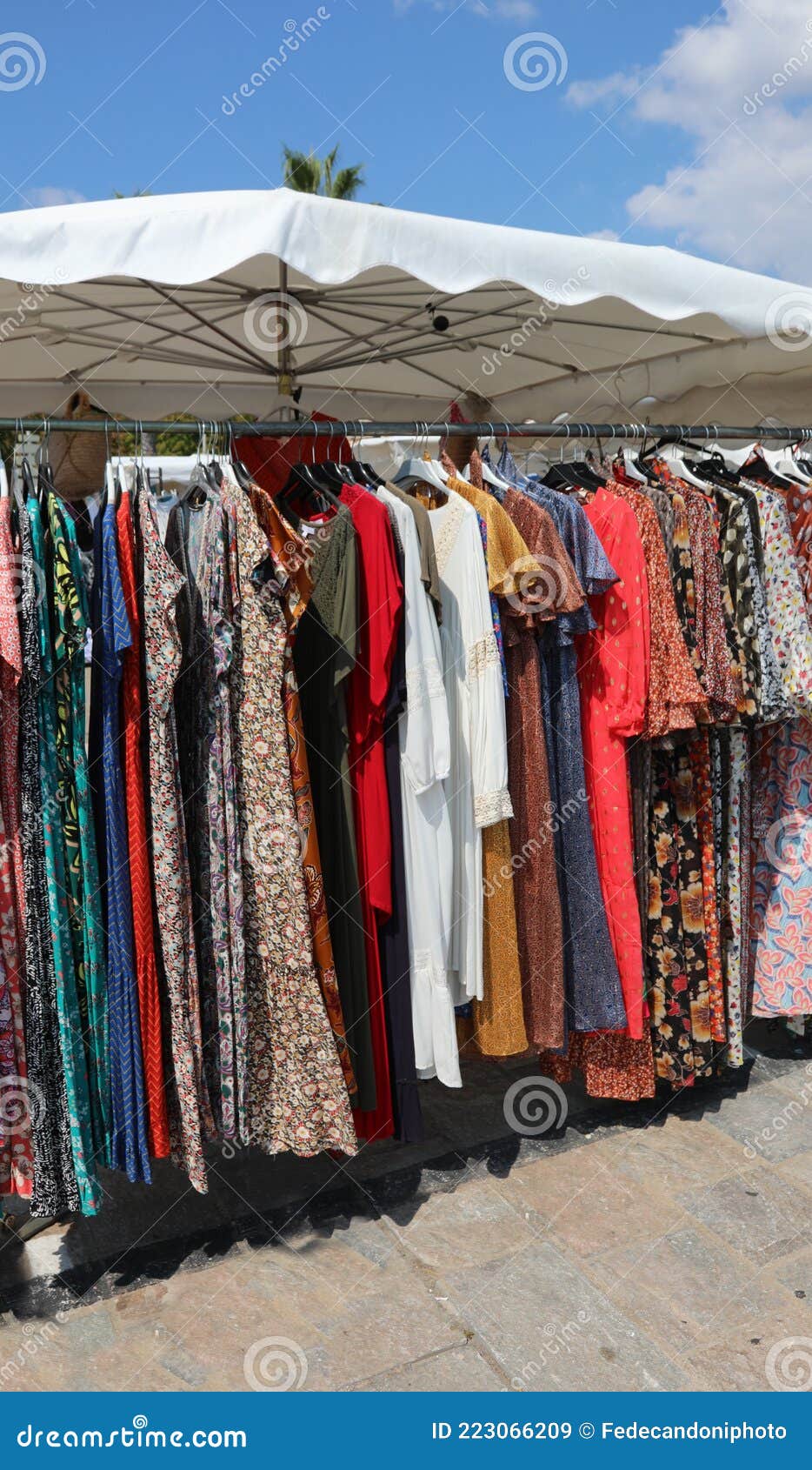 Ropa a La Venta En Puestos De Mercado Al Aire Libre Imagen de archivo -  Imagen de ropa, mercado: 223066209