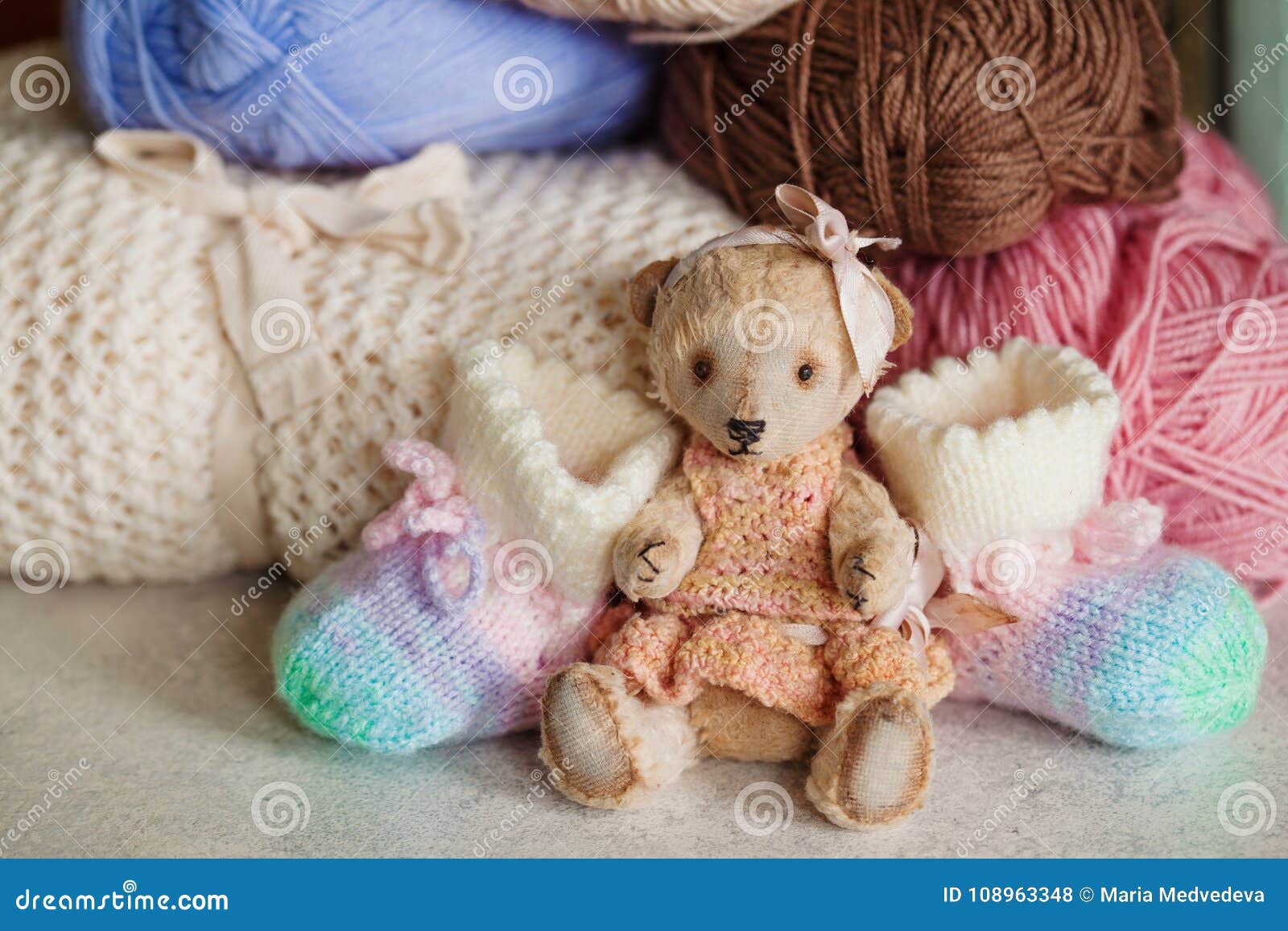 Sillón Fracaso Hacia atrás Ropa Linda Del Bebé Para La Muchacha Abrigo De Wowen, Botines, Juguete Del  Oso De Peluche Foto de archivo - Imagen de nacimiento, accesorios: 108963348