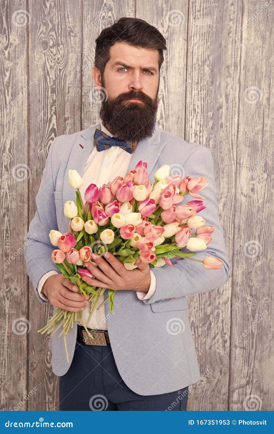 Ropa Masculina Bien Arreglada Con Corbata De De Esmoquin Sosteniendo Flores Ramo Invitarla a Salir Hombre Romántico Con Flor de archivo - Imagen de hombre, hermoso: 167351953