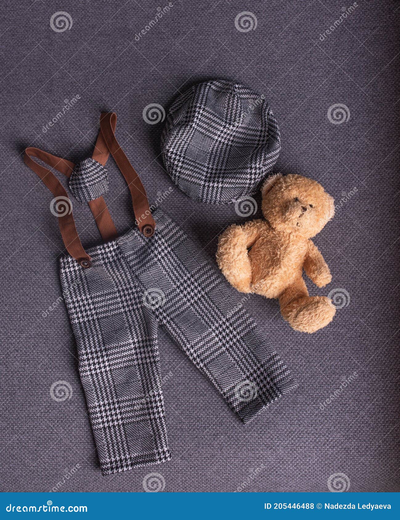 Ropa Para Un Recién Nacido Y Un Oso De Peluche. Foto de archivo - Imagen de  ropa, ropas: 205446488