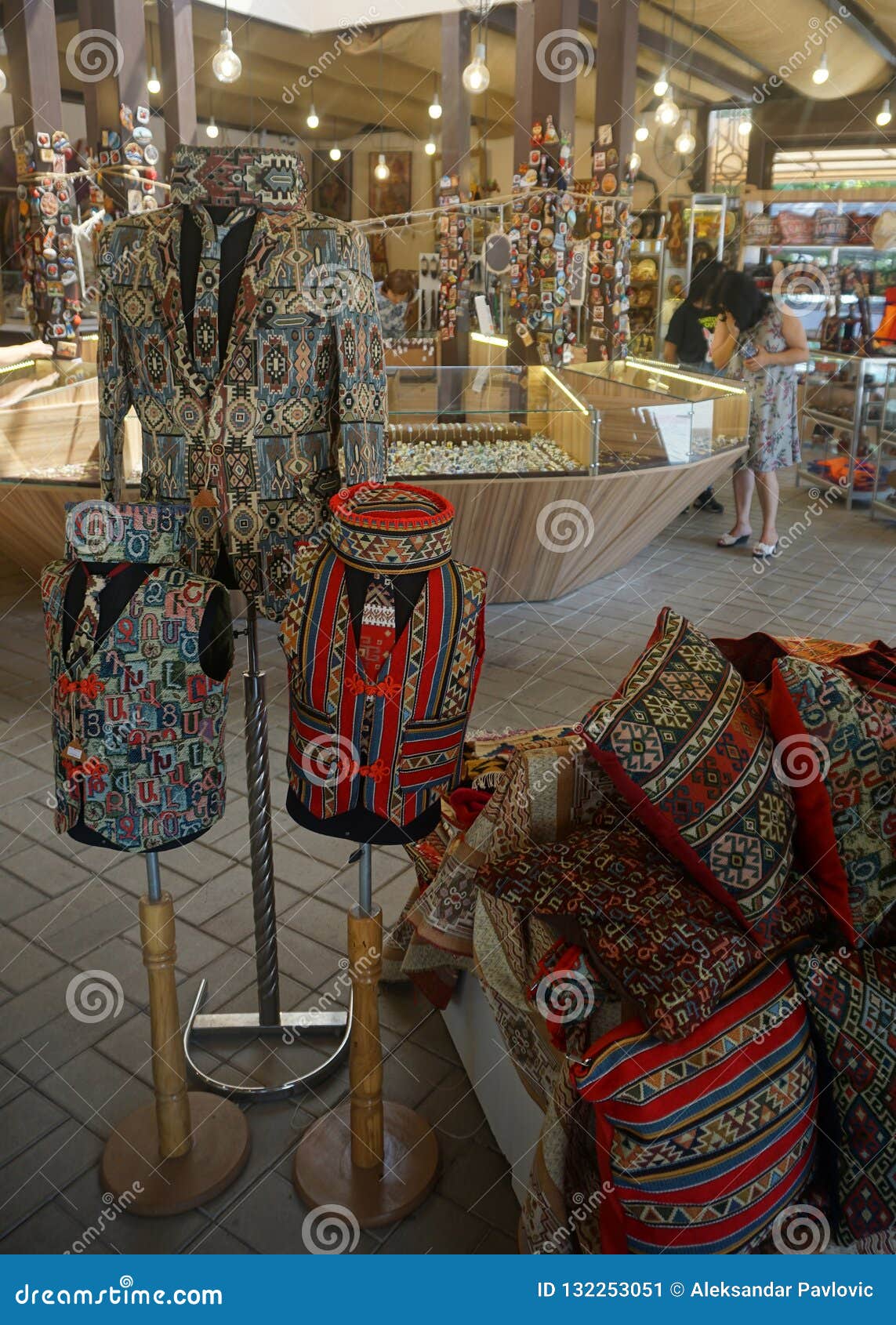 Одежда в ереване. Армянские вещи. Ереван одежда. Вернисаж в Ереване одежда. Национальные вещи Армении.