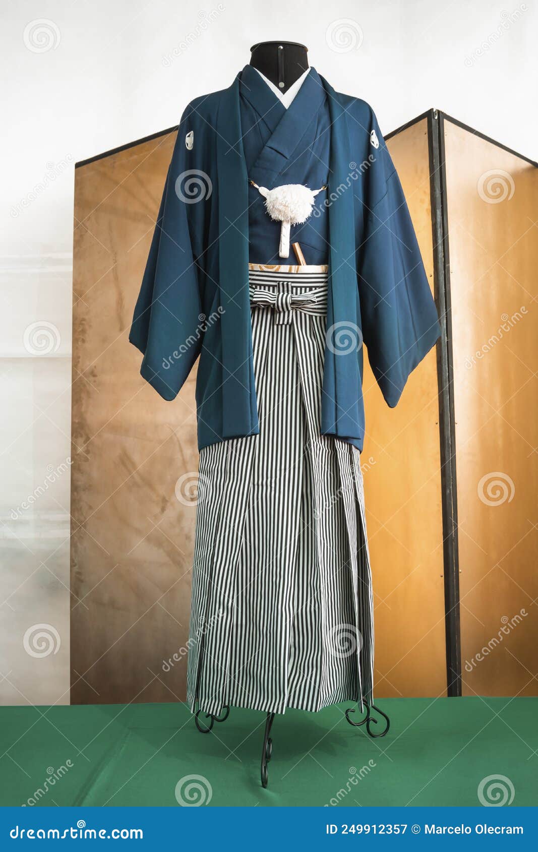 Tradicional Japonesa. El Kimono Japonés Es De Las Prendas Tradicionales Más Populares Del Mundo. Imagen de archivo Imagen hermoso, recuerdo: 249912357