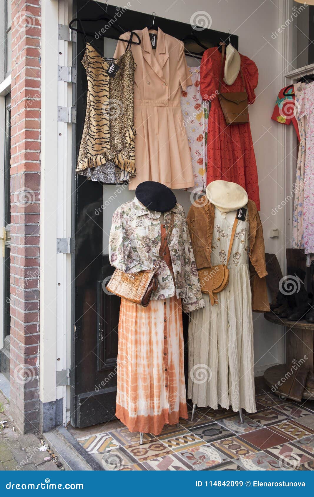 Ropa Vintage En Tienda En Amsterdam de archivo editorial - Imagen de aislado, departamento: 114842099