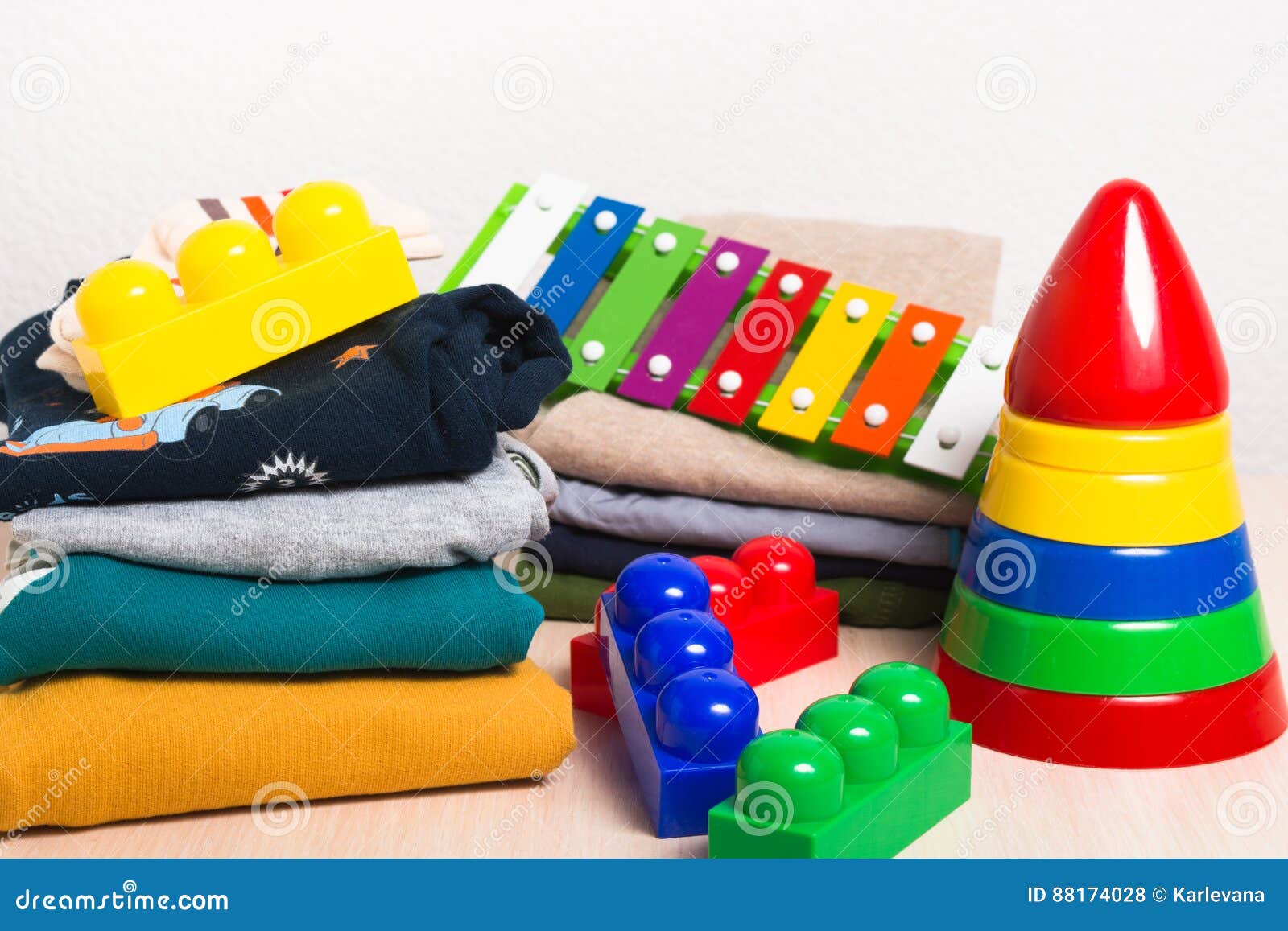 Ropa Y Juguetes De Los Niños Foto - Imagen de colorido, infante: 88174028