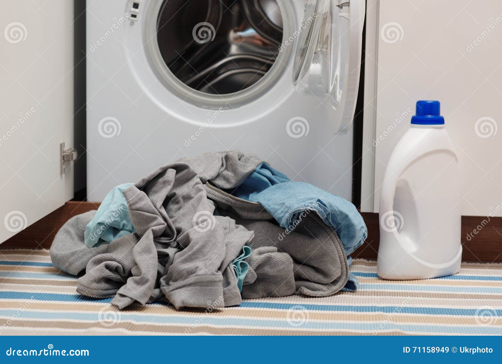 Ropa y lavadora sucias imagen de archivo. de - 71158949