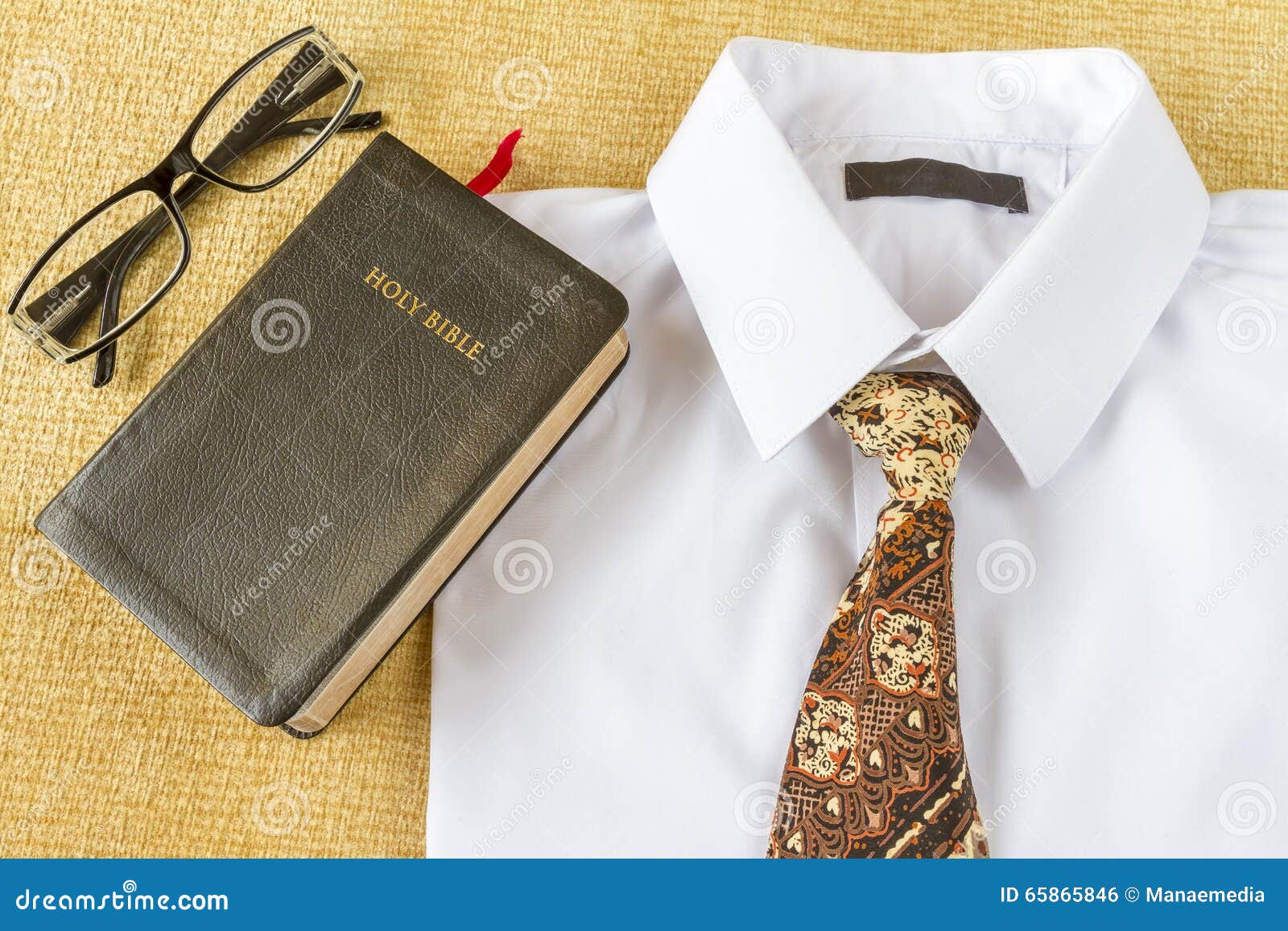 Ropa Y Sagrada Biblia Del Estilo Del Hombre De Negocios En Casa Foto de archivo - Imagen de ministro, hombre: 65865846 Ropa Y Sagrada Biblia Del Estilo Del Hombre De Negocios En Casa Foto de archivo - Imagen de ministro, hombre: 65865846