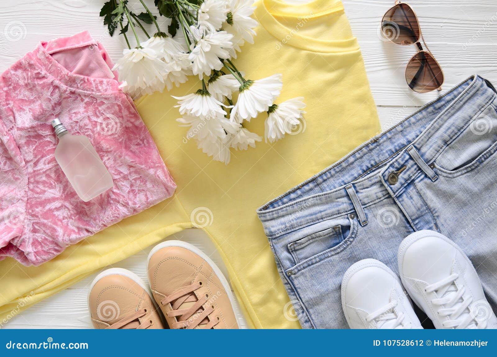 Ropa, Zapatos Y Accesorios De Moda Para Blancos Y Beige de archivo - Imagen de floral, conjunto: 107528612