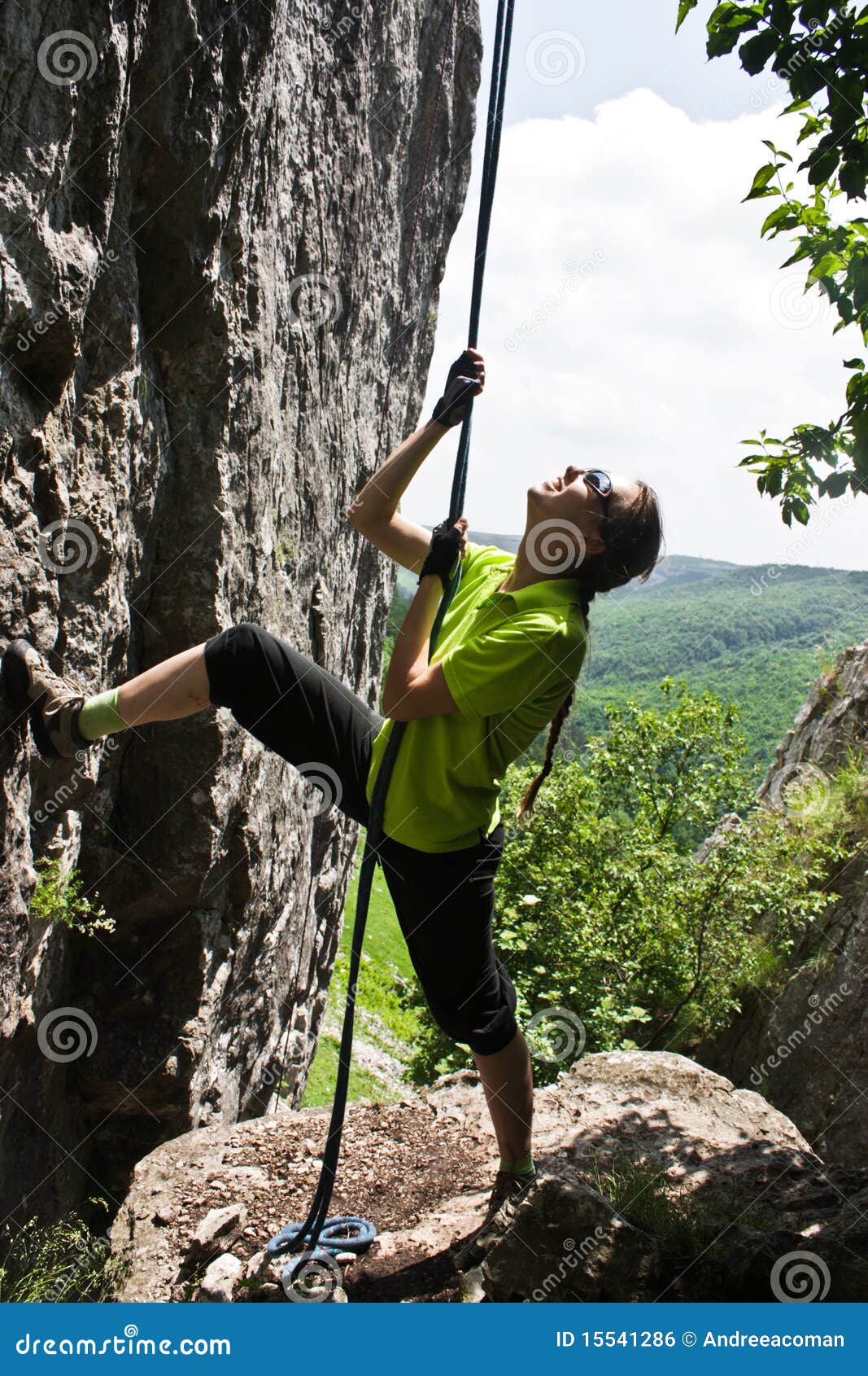 https://thumbs.dreamstime.com/z/rope-climbing-15541286.jpg