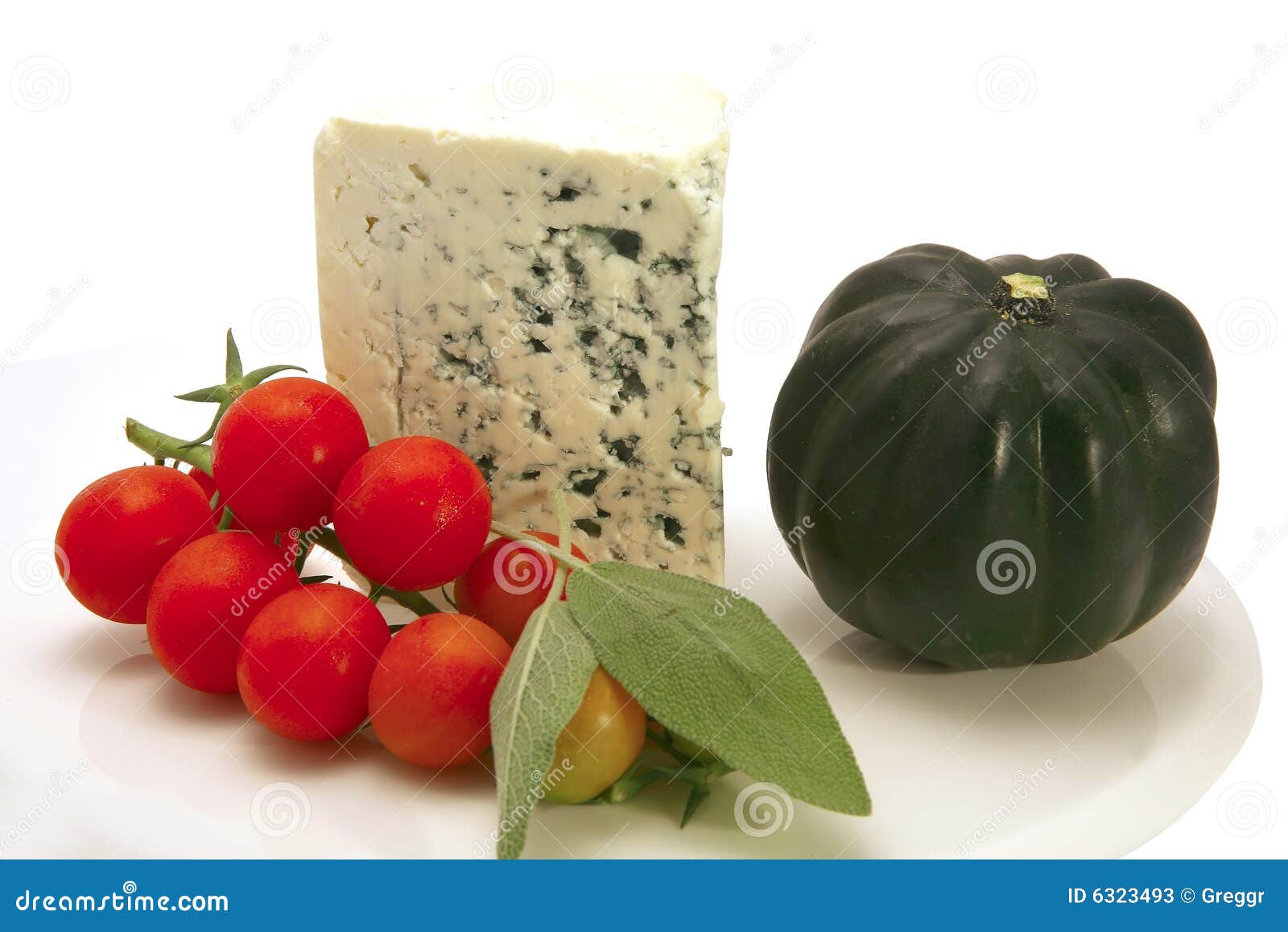 Roquefortkäsedreieck Mit Kirschtomate Stockbild - Bild von fett ...