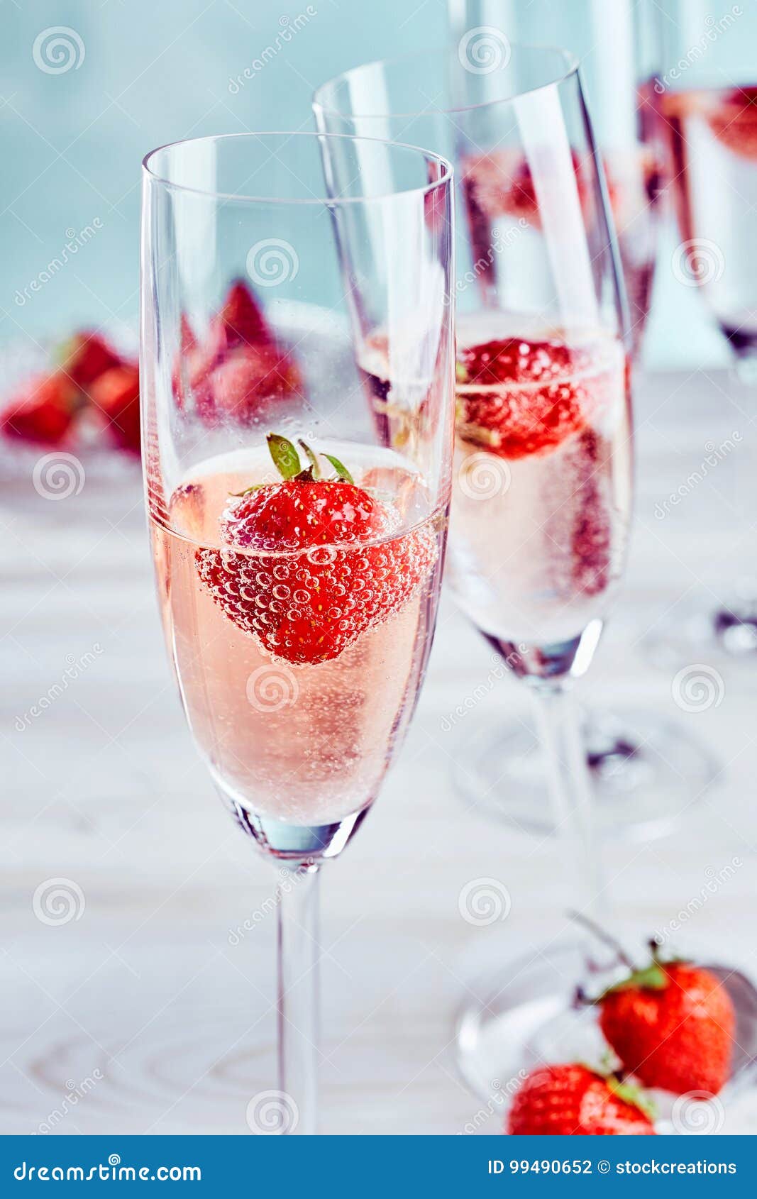 Rosa Champagner Mit Frischen Reifen Erdbeeren Stockfoto - Bild von ...