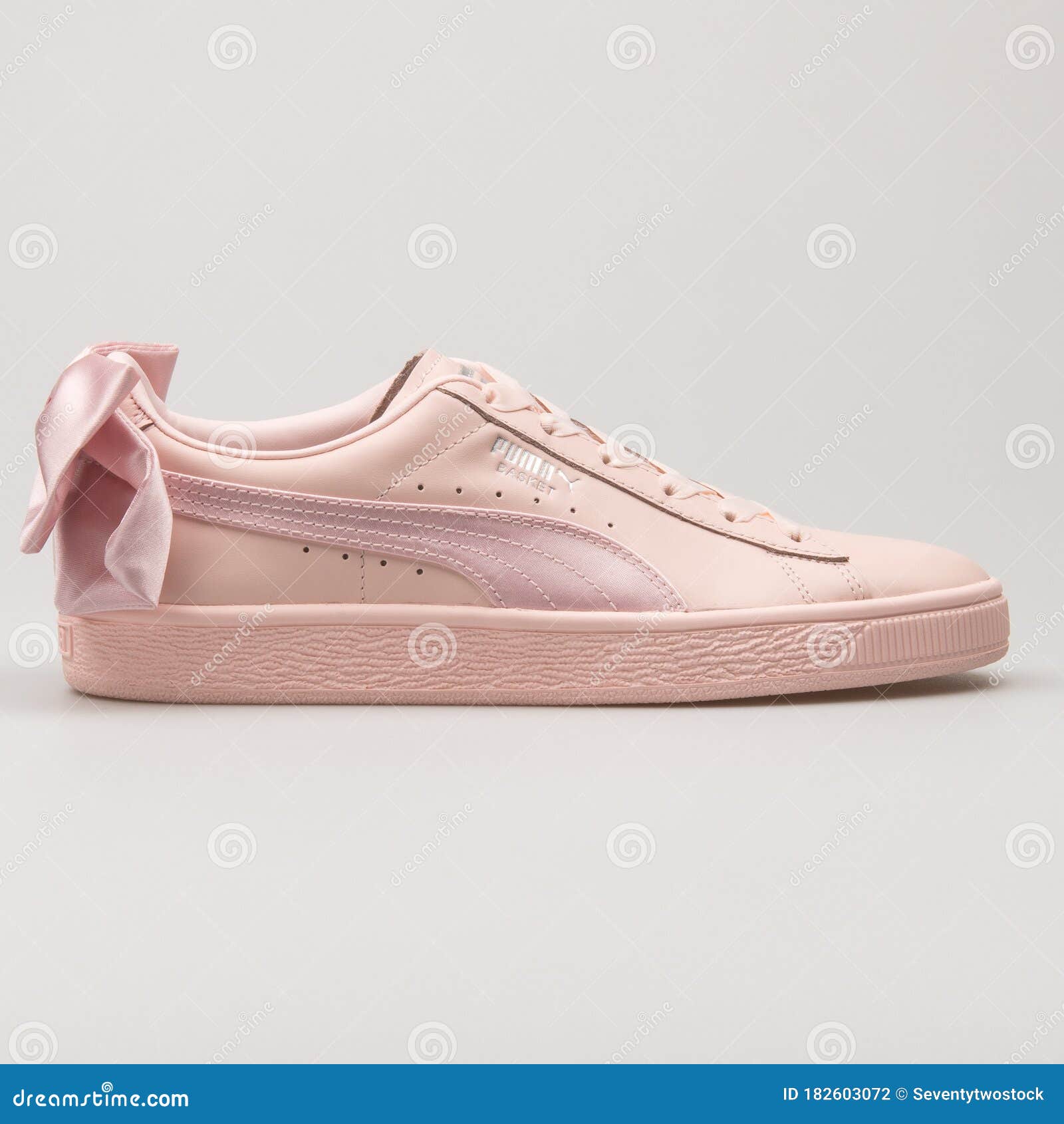 Rosa De Arco Puma Suede Y Zapatilla Rosa Fotografía editorial - Imagen de retroceder, ocasional: 182603072