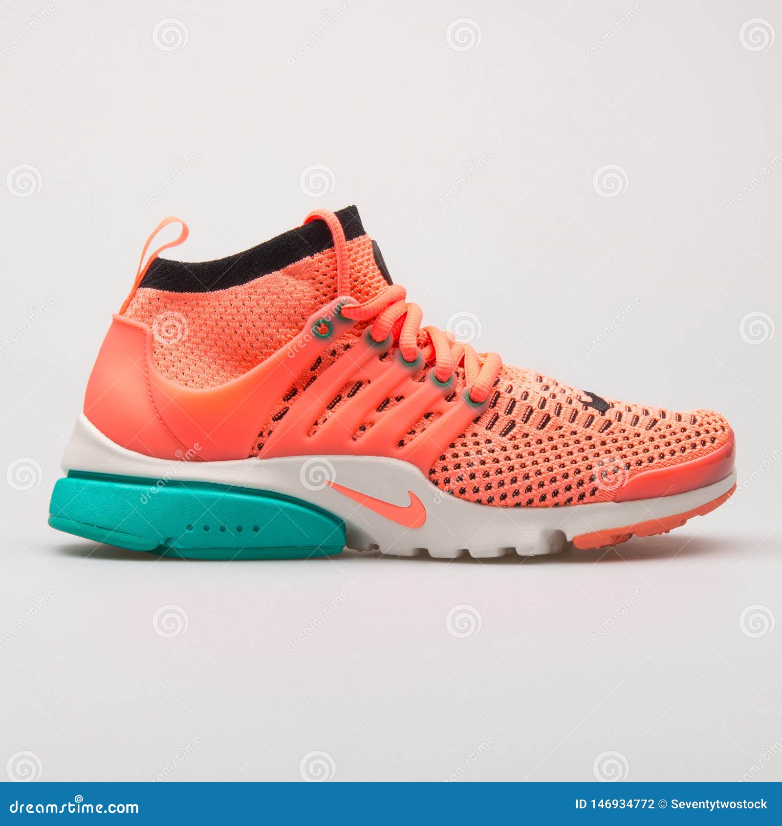 Rosa De Nike Air Presto Flyknit Ultra Y Zapatilla De Deporte Verde  Fotografía editorial - Imagen de atlético, vida: 146934772