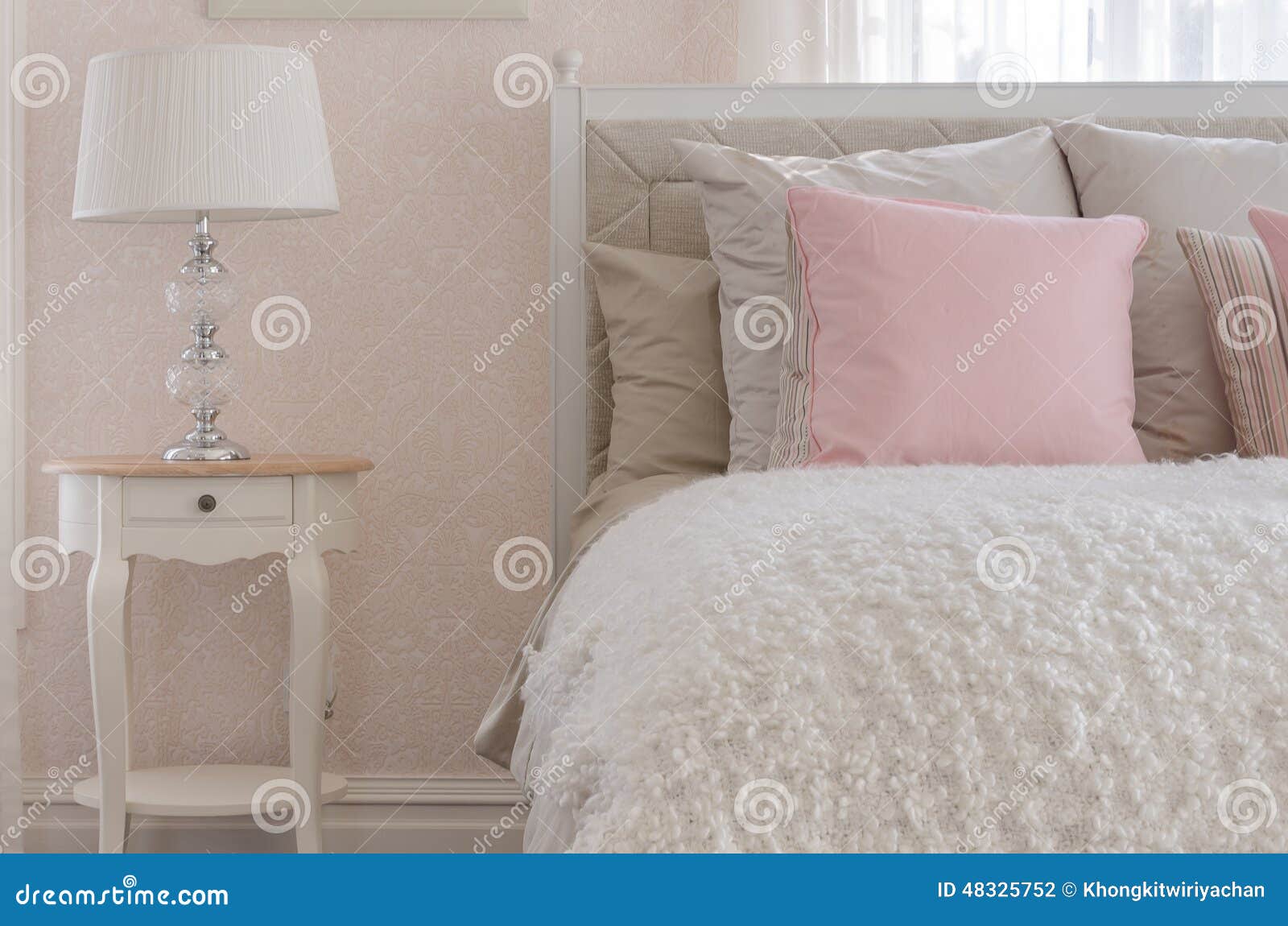 Rosa färger kudde på vit lyxig säng i sovrum arkivfoto bild ...