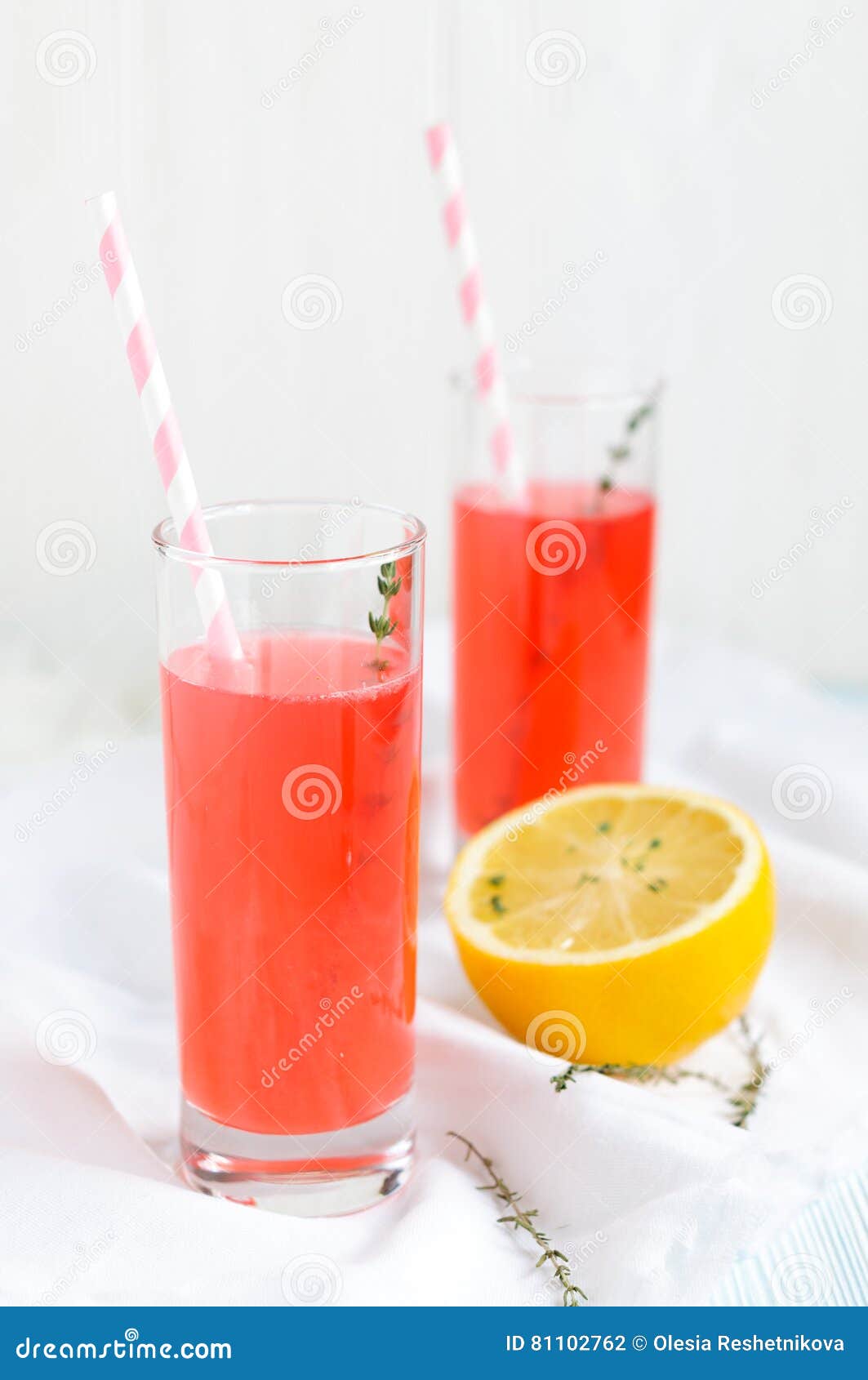 Rosa Fruchtlimonade Und -zitrone Stockfoto - Bild von thymian, vitamin ...