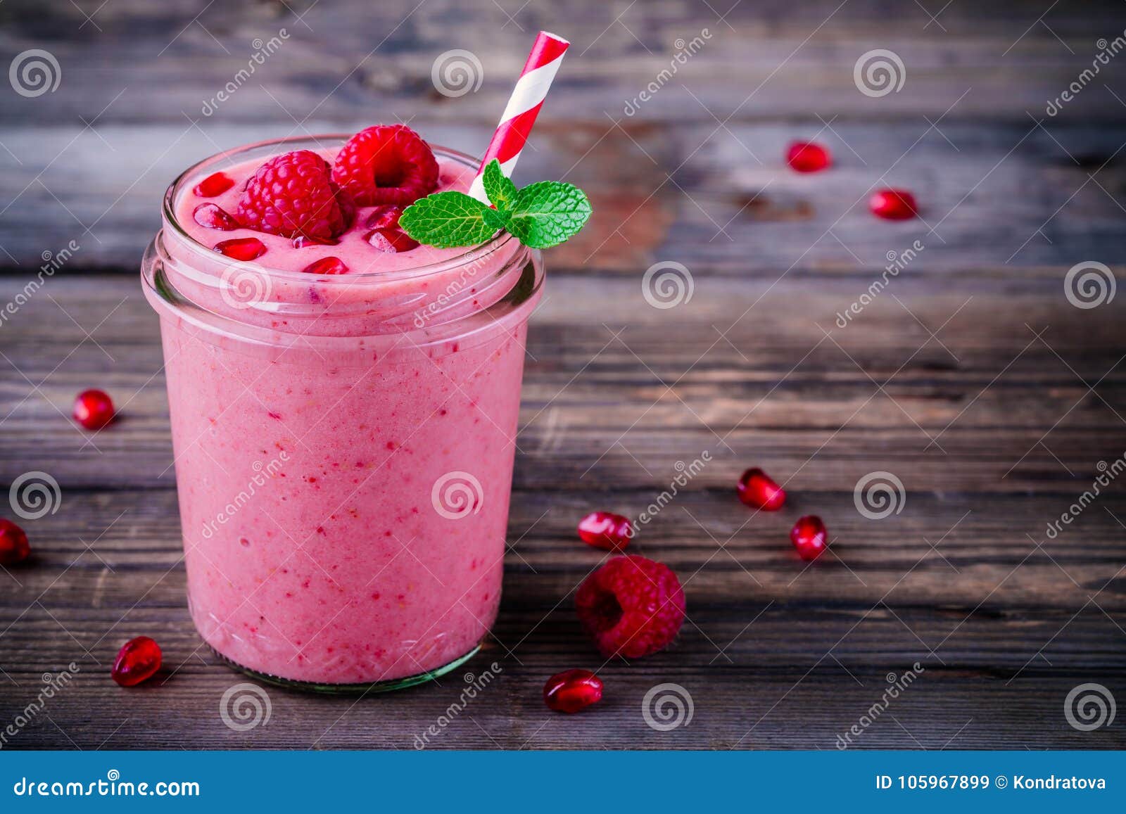 Rosa Granatapfel Smoothie in Einem Glasgefäß Mit Den Tadellosen Und ...