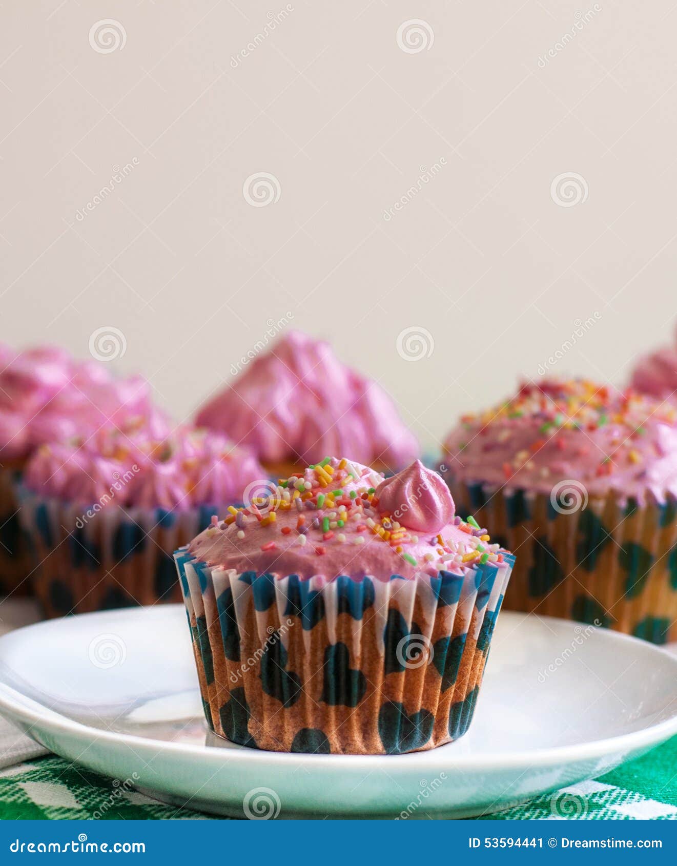 Rosa muffiner fotografering för bildbyråer. Bild av vanilj 53594441