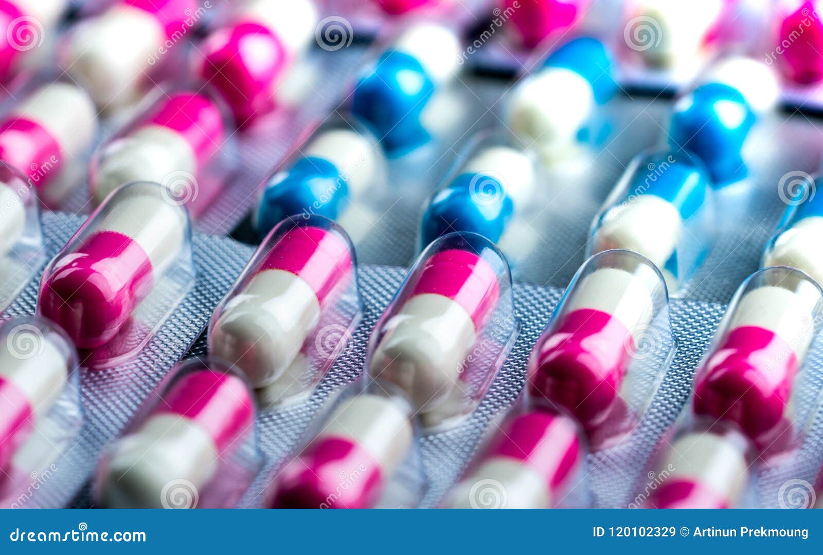 Rosa Weisse Und Blau Weisse Antibiotika Kapseln Pillen In Der Blisterpackung Ein Antibiotische Medikamentenresistenz Viele Flaschen Stockbild Bild Von Flaschen Weisse