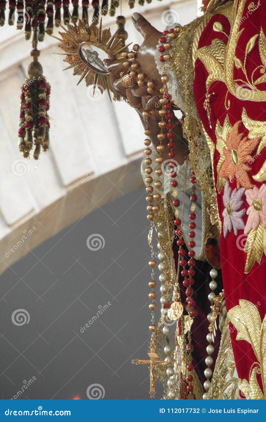 Rosario En Las Manos De La Virgen Foto de archivo Imagen de semana, virginal 112017732