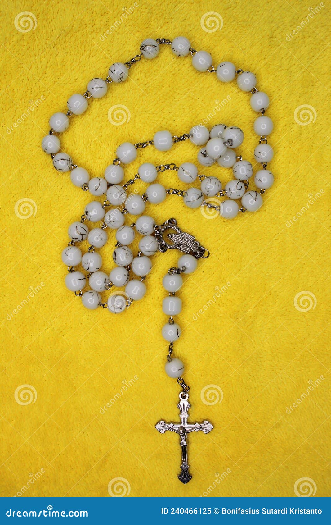 https://thumbs.dreamstime.com/z/rosario-religioso-cat%C3%B3lico-el-es-una-herramienta-para-rezar-por-la-religi%C3%B3n-cat%C3%B3lica-en-imagen-blanco-con-cruz-y-fondo-amarillo-240466125.jpg