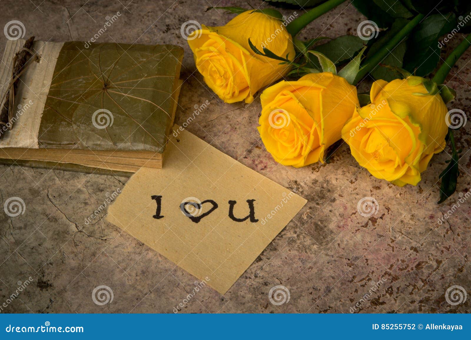 Rosas Amarillas Y Nota Con El Texto Te Amo Foto de archivo - Imagen de  floral, madres: 85255752