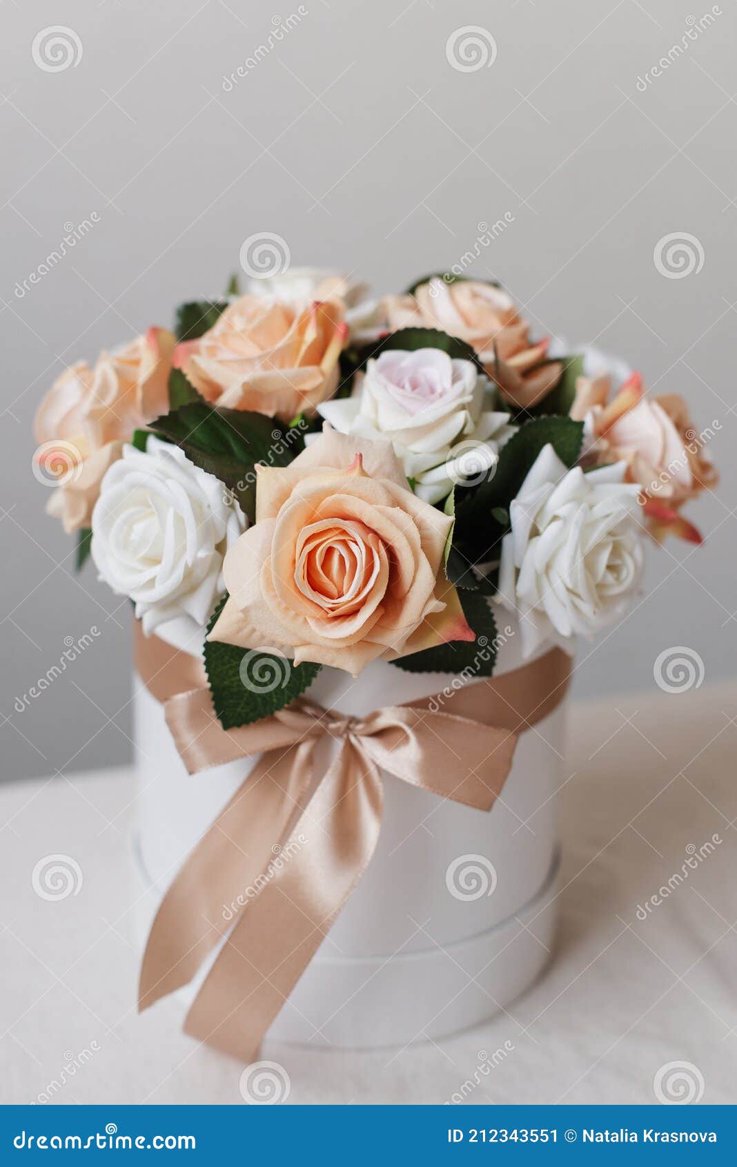 Rosas Artificiales En Una Caja Redonda Sobre Una Mesa Blanca. Ramo  Decorativo De Flores Imagen de archivo - Imagen de hermoso, rojo: 212343551