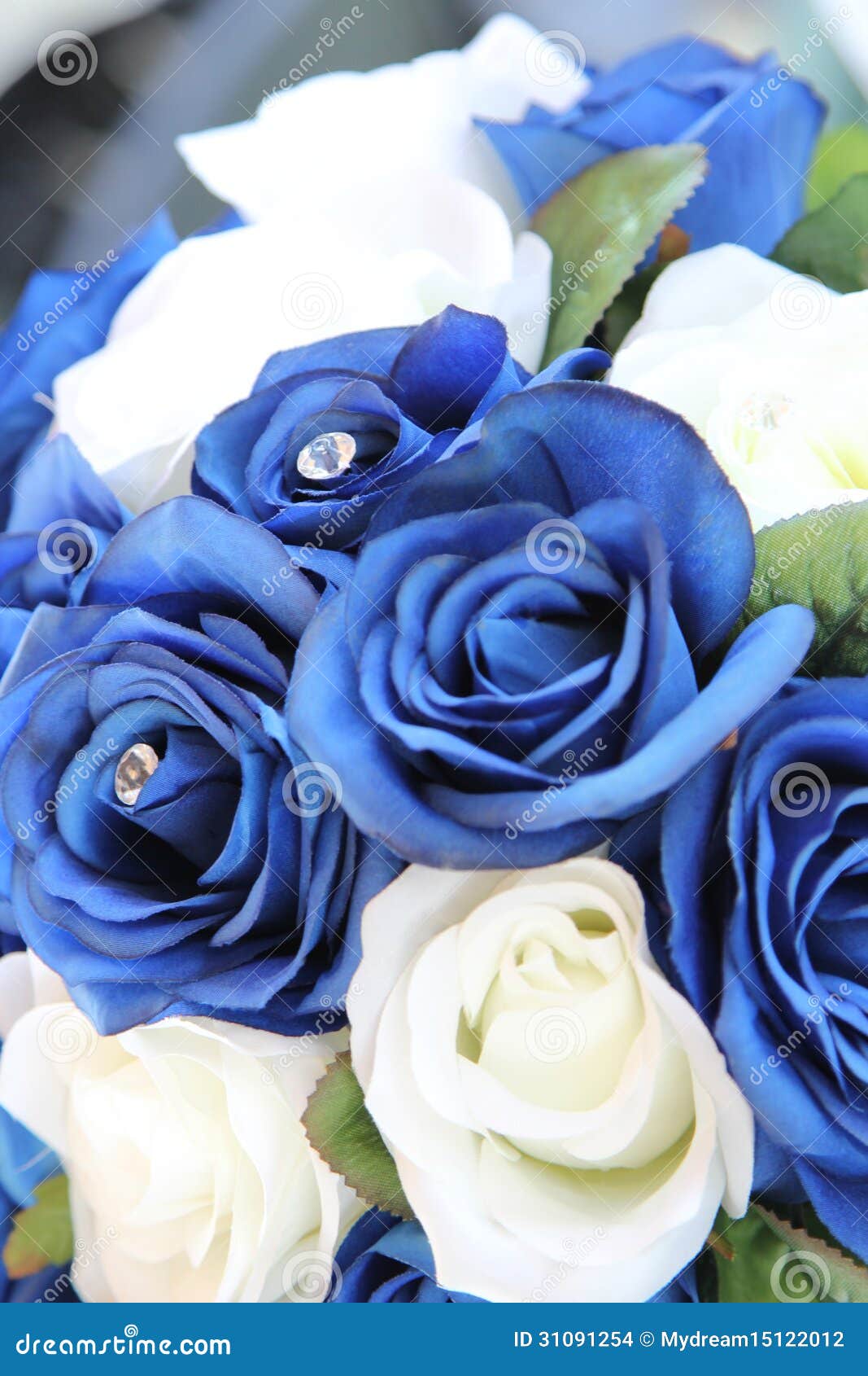 Rosas Azuis E Brancas Artificiais Foto de Stock - Imagem de material,  folha: 31091254