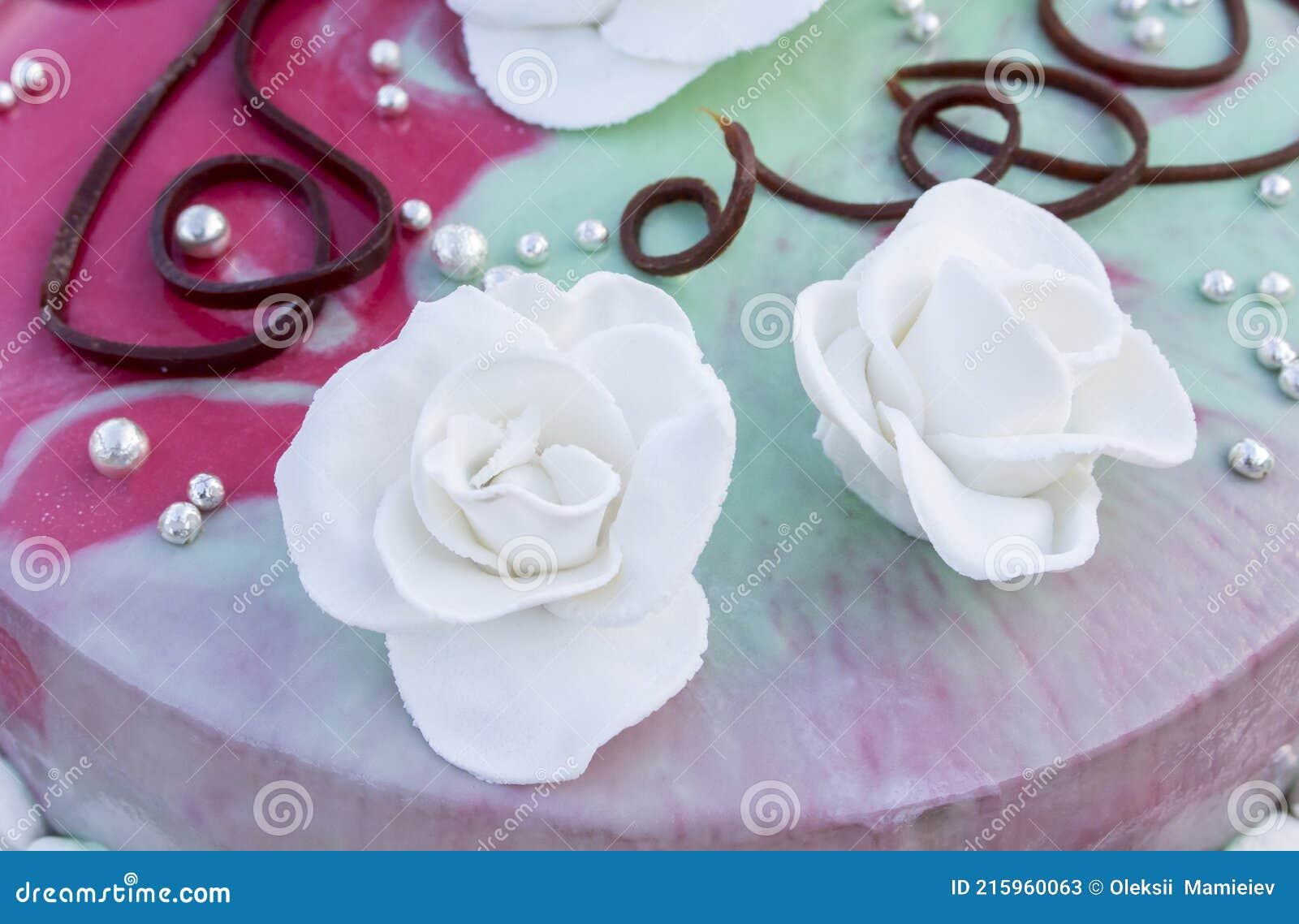 Rosas Blancas De La Guinda Del Pastel De Bodas Sobre El Fondo De Chocolate  Y Glaseado De Color Verde Imagen de archivo - Imagen de adorne, hermoso:  215960063